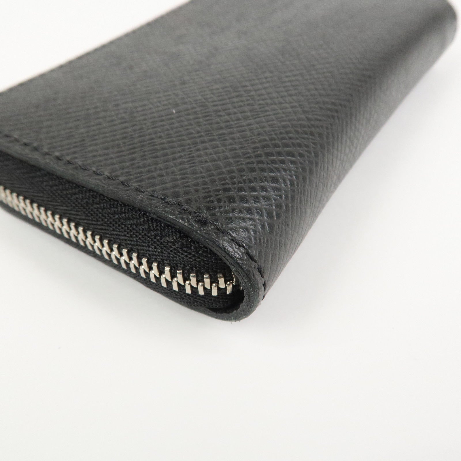 Louis Vuitton Taiga Zippy Coin Purse Coin Case Noir Black M30511