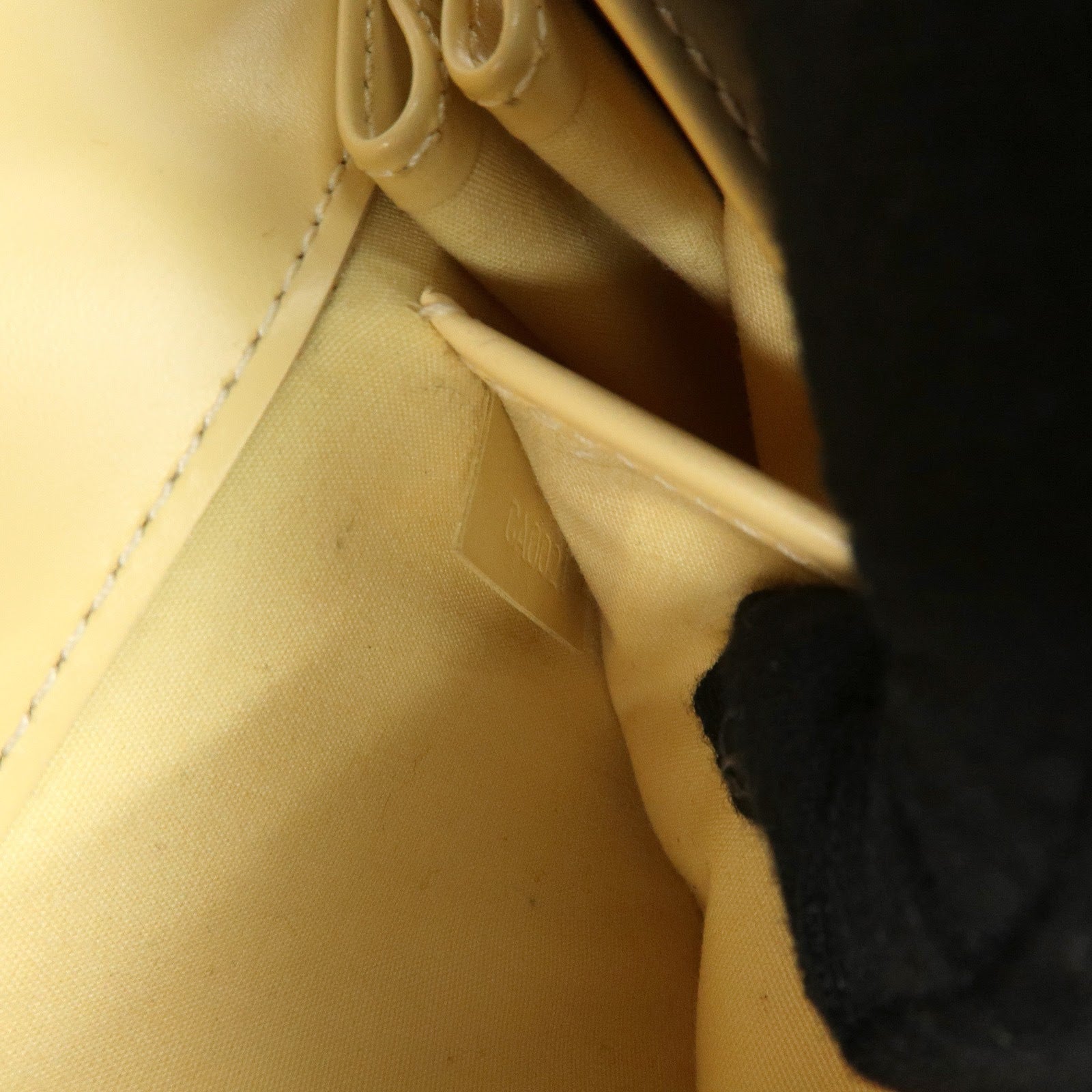 Louis Vuitton Epi Leather Honfleur Shoulder Bag Vanilla M5273A