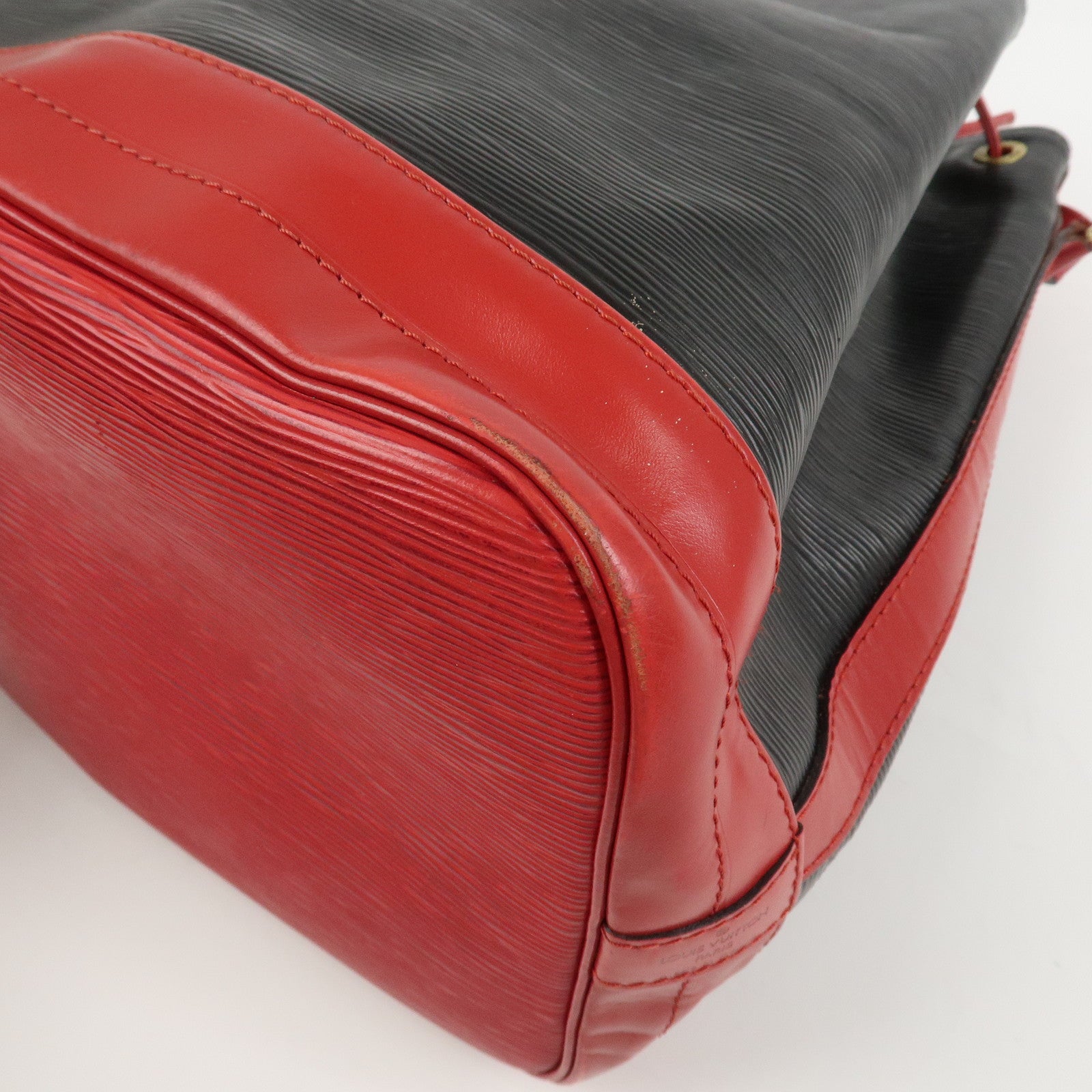 Louis Vuitton Epi Noe Shoulder Bag Noir Castilian Red M44017