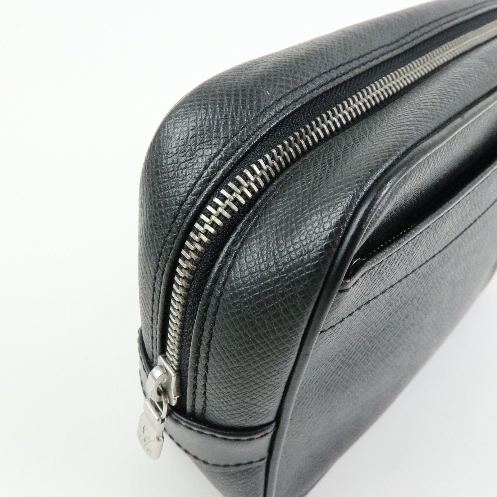 Louis Vuitton Taiga Leather Karga Clutch Bag Pouch Black M30812