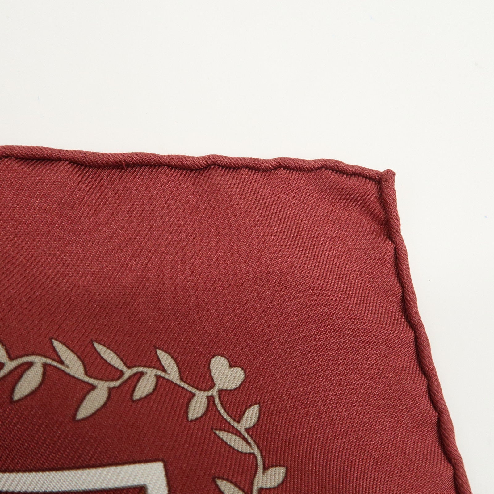 HERMES Carre 90 Silk 100% Aux Portes du Palais Scarf Red