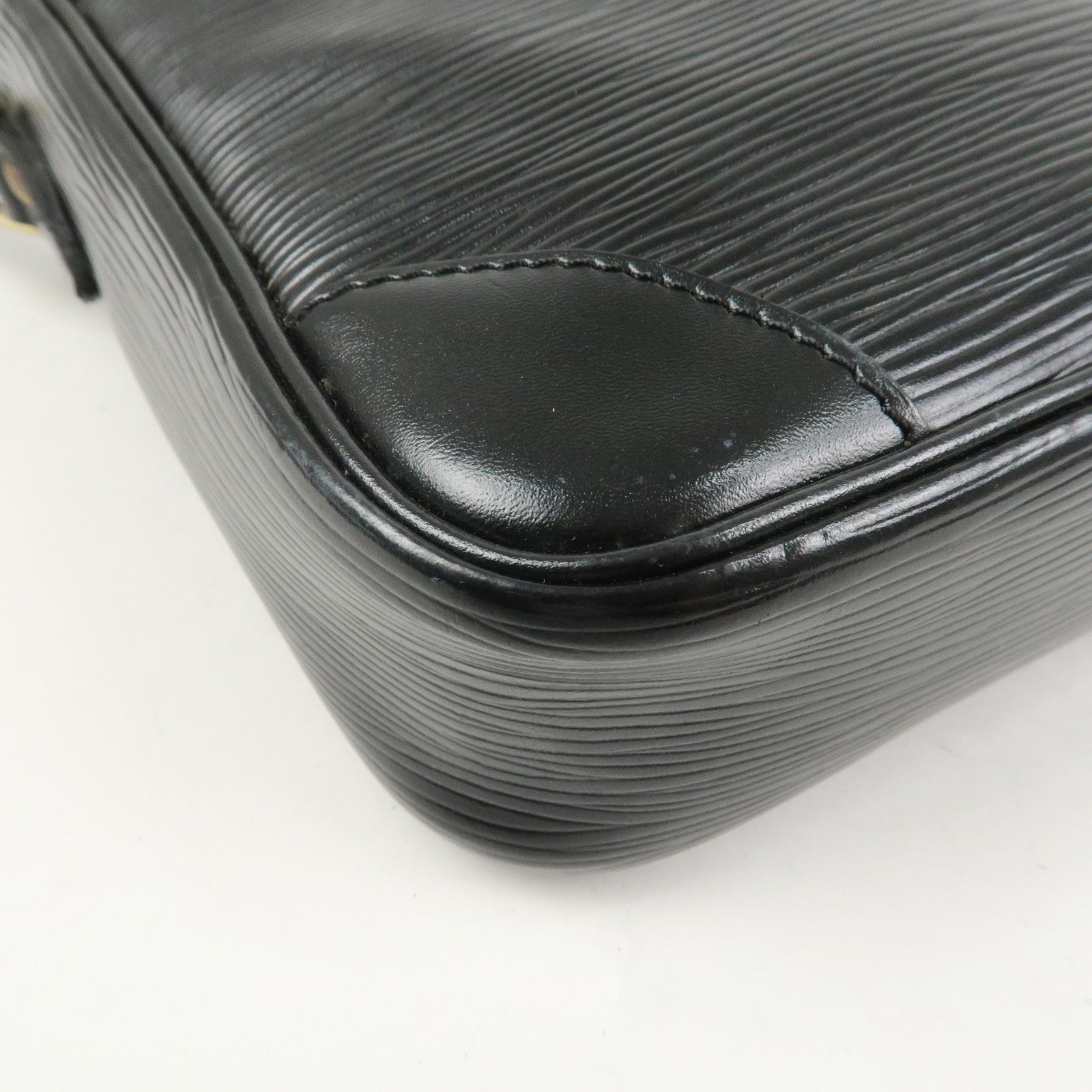 Louis Vuitton Epi Danube Shoulder Bag Crossbody Bag Noir M45632