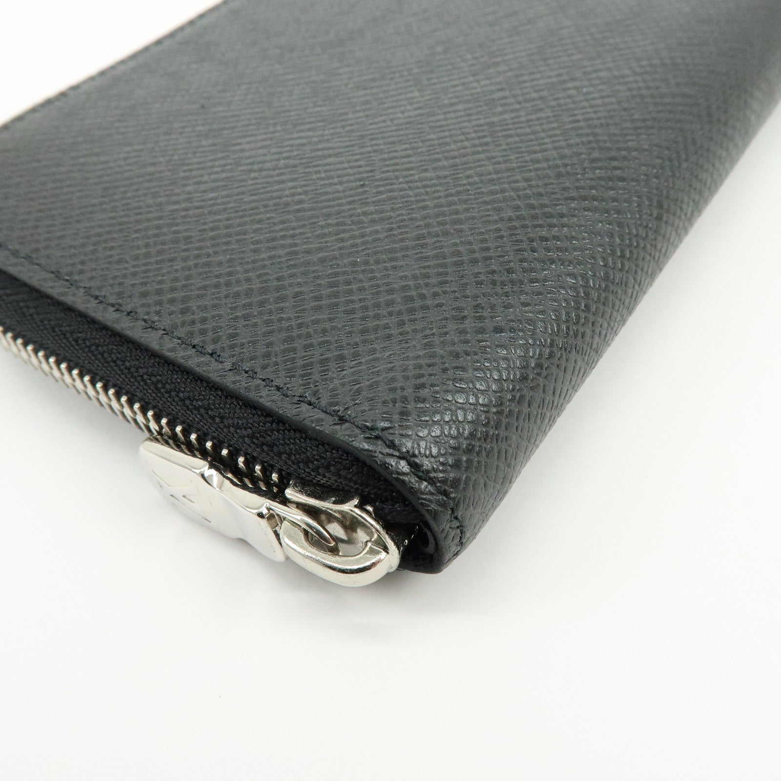 Louis Vuitton Taiga Vertical Round Zippy Wallet Ardoise M30503