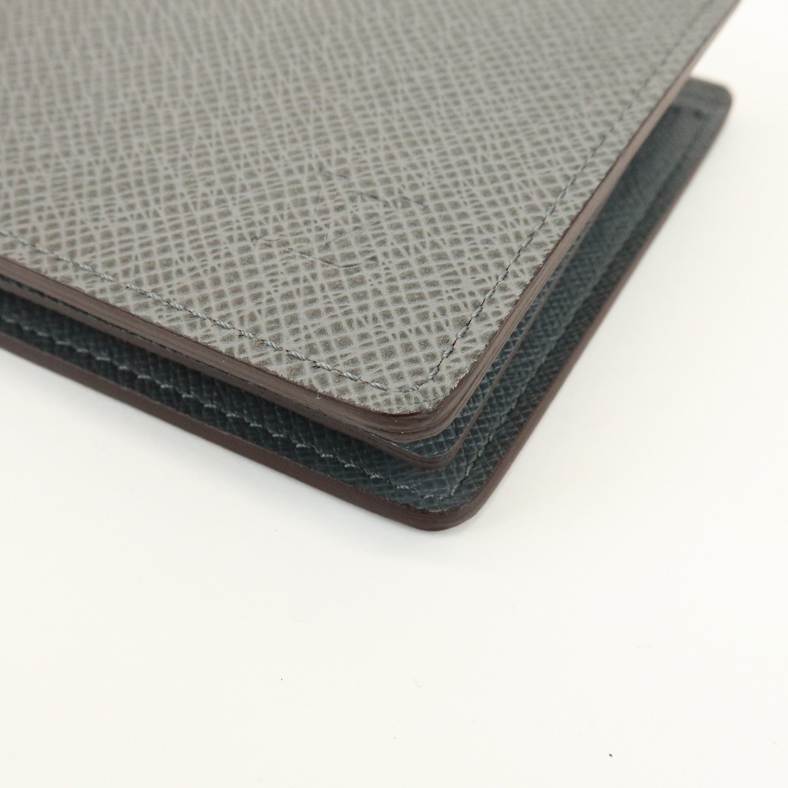 Louis Vuitton Taiga Portefeuille Florin Wallet Glacier Gray M32650