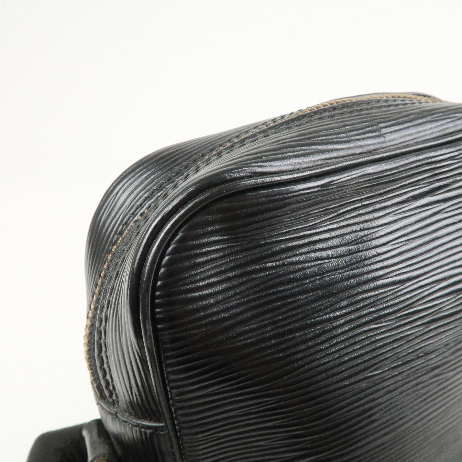 Louis Vuitton Epi Danube Shoulder Bag Crossbody Bag Noir M45632