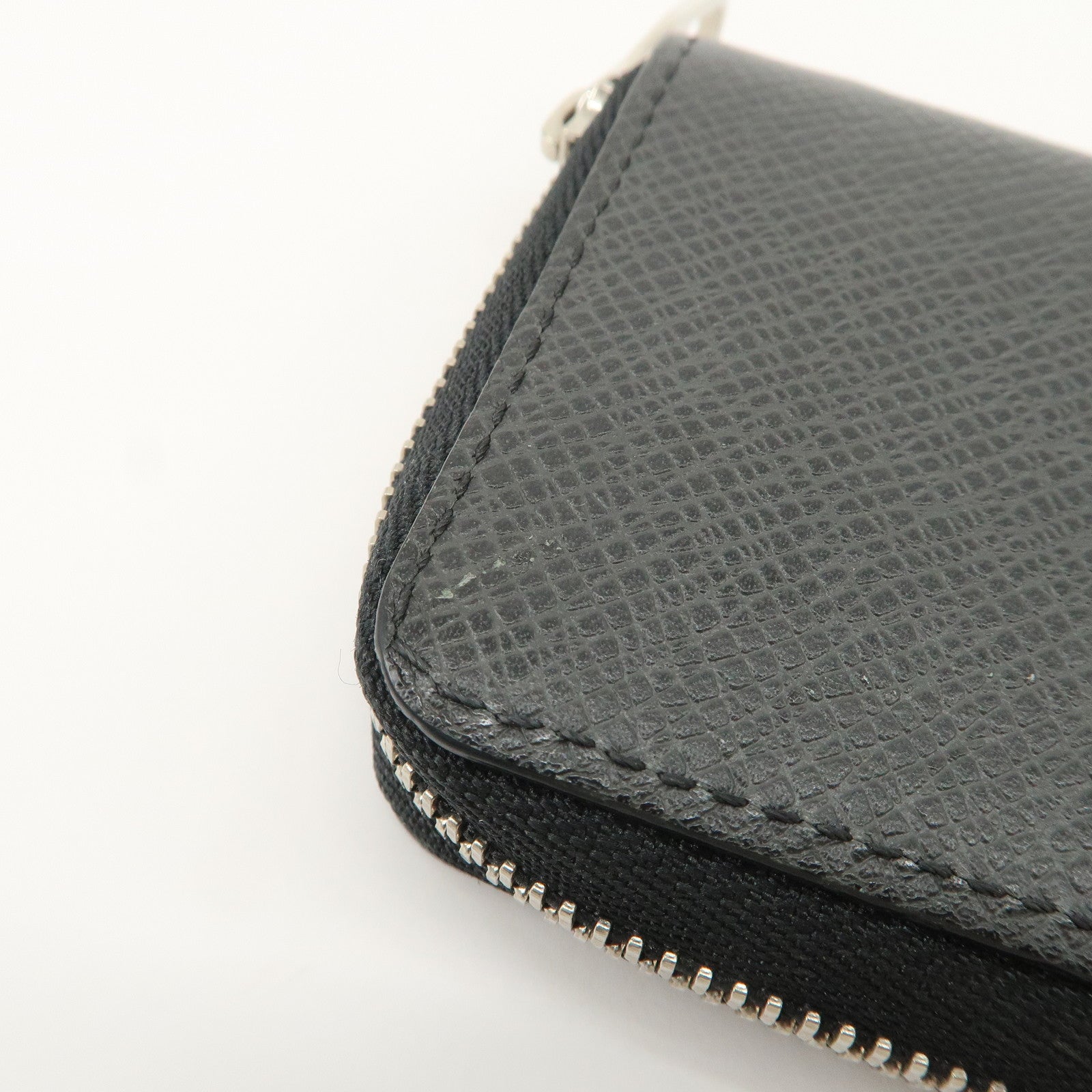 Louis Vuitton Taiga Zippy Coin Purse Coin Case Noir M30511