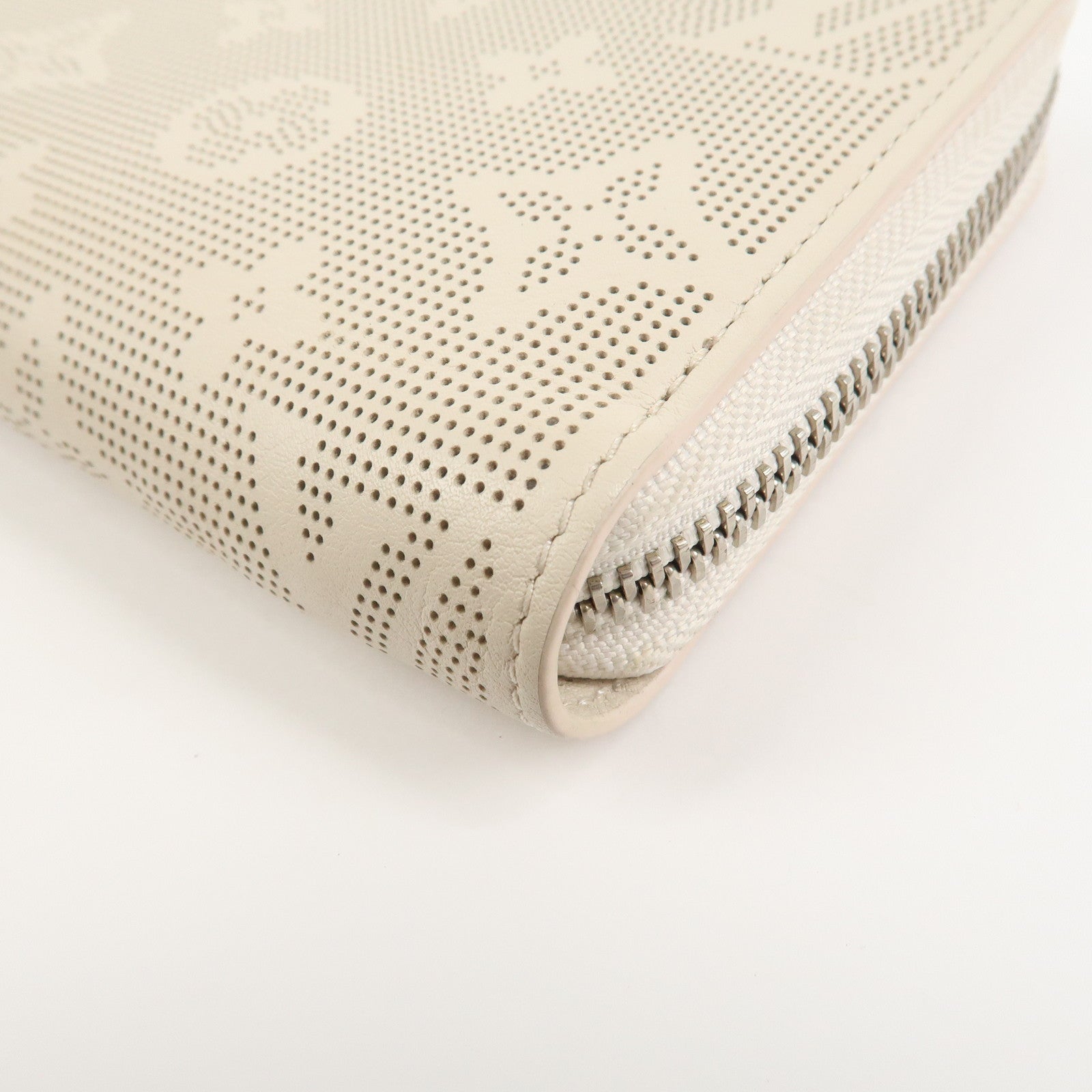 Louis Vuitton Monogram Mahina Reverse Round Zippy Wallet M83029