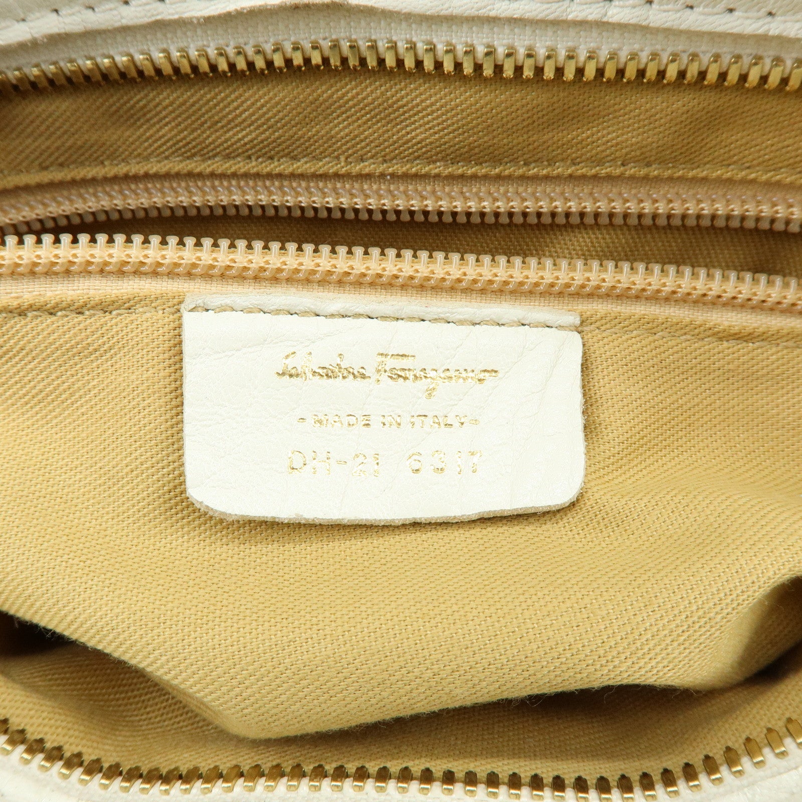 Ferragamo Gancini Leather Shoulder Bag Hand Bag White