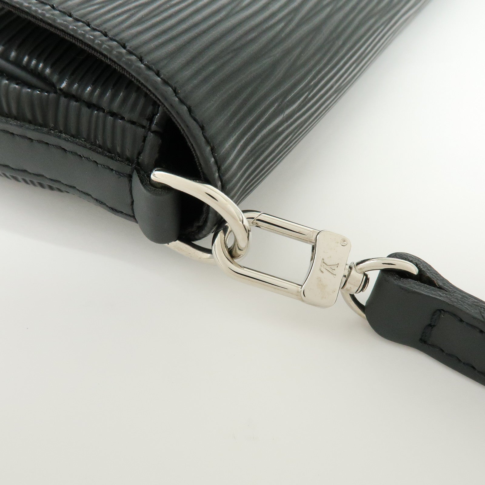 Louis Vuitton Epi Leather Pochette Segur Hand Bag Noir M58882