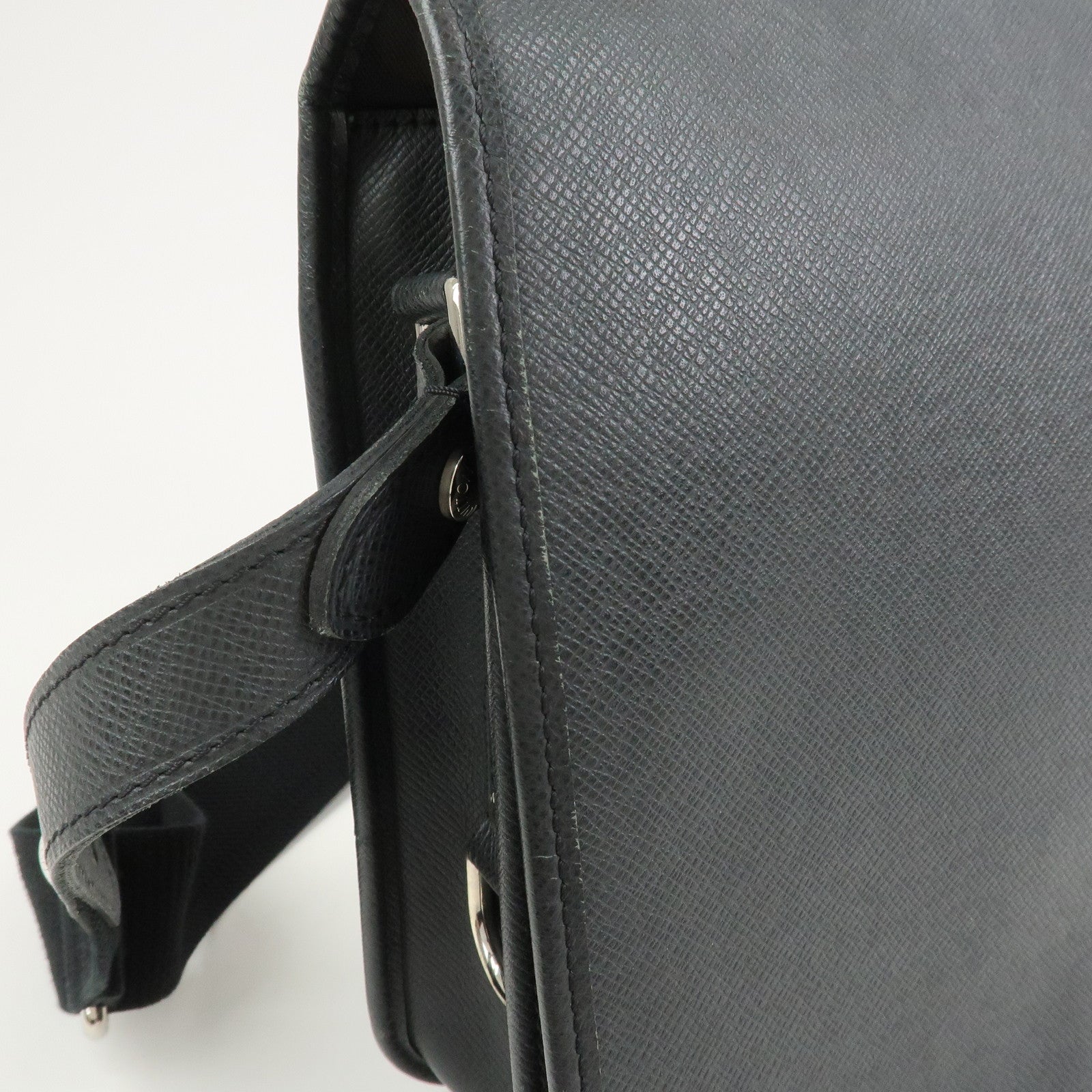 Louis Vuitton Taiga Andrei Shoulder Bag Ardoise M32482
