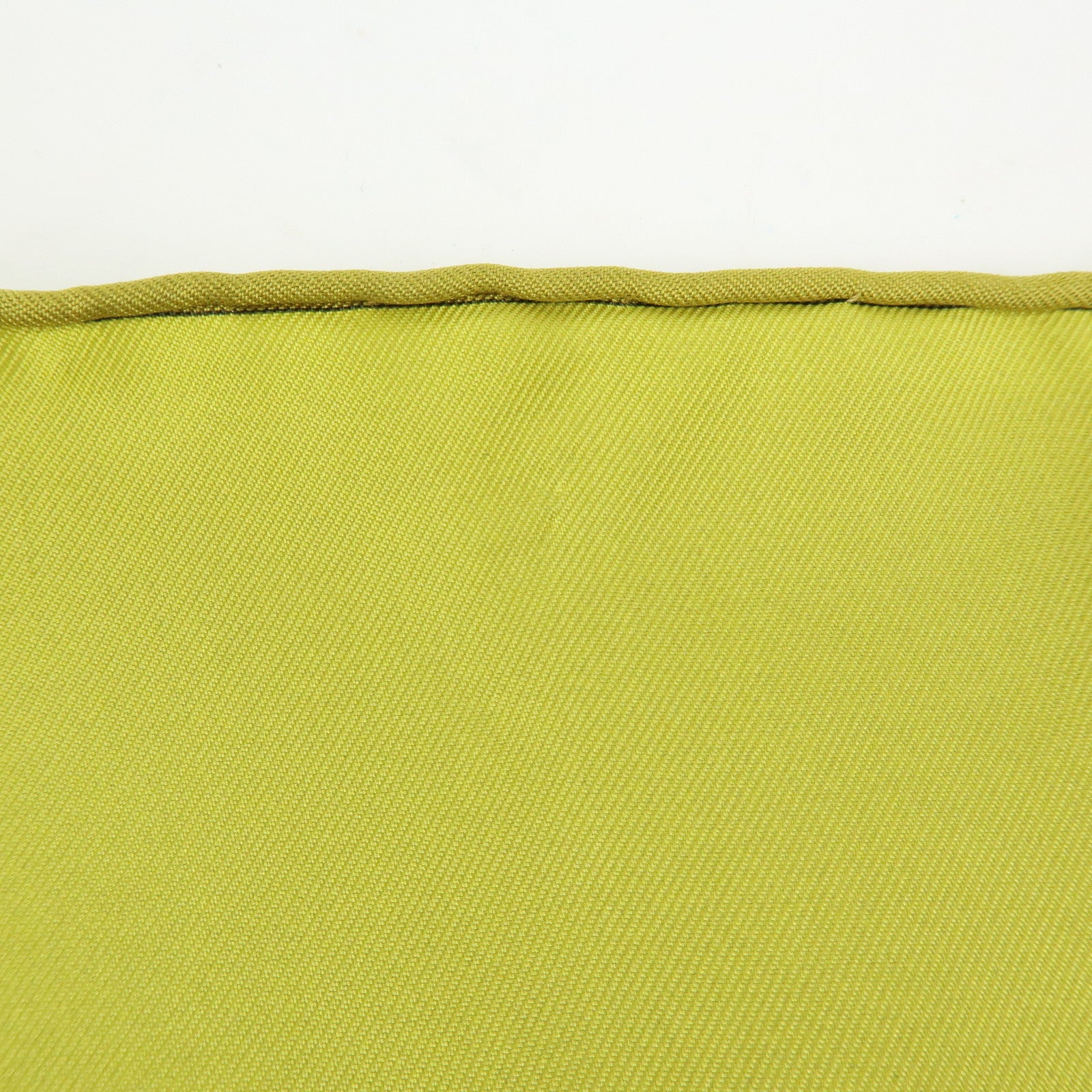 HERMES Carre 90 Silk 100% Scarf AU COEUR DESBOIS Light Green