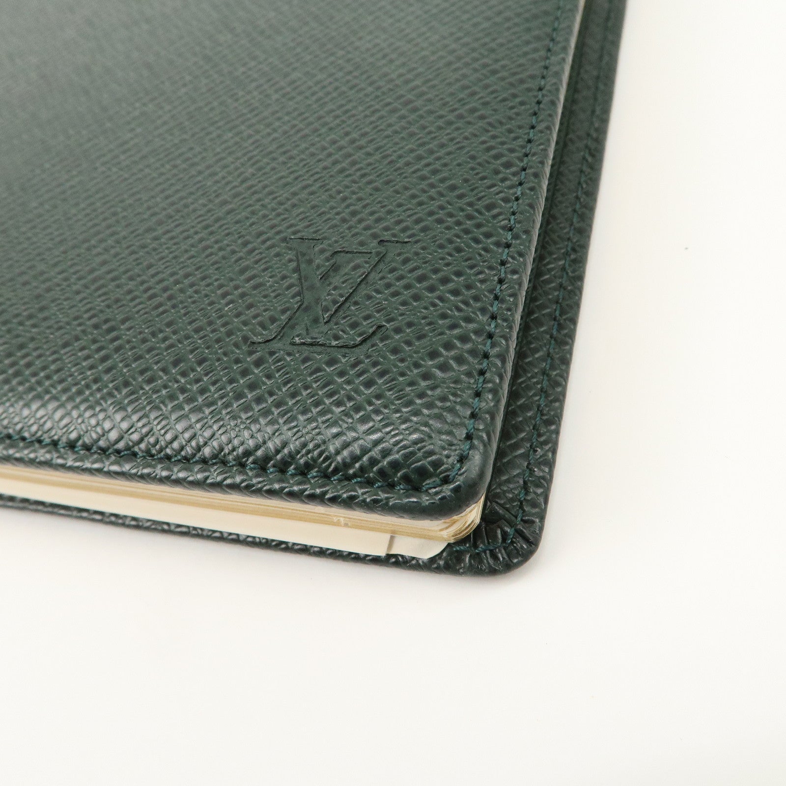 Louis Vuitton Taiga Agenda Bureau Planner Cover Epicea R20407 Used