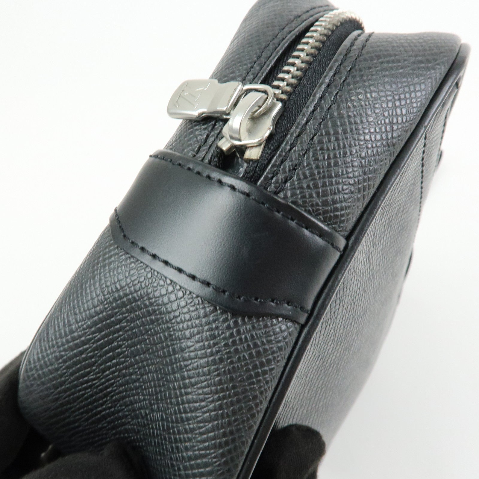 Louis Vuitton Taiga Leather Karga Clutch Bag Pouch Black M30812