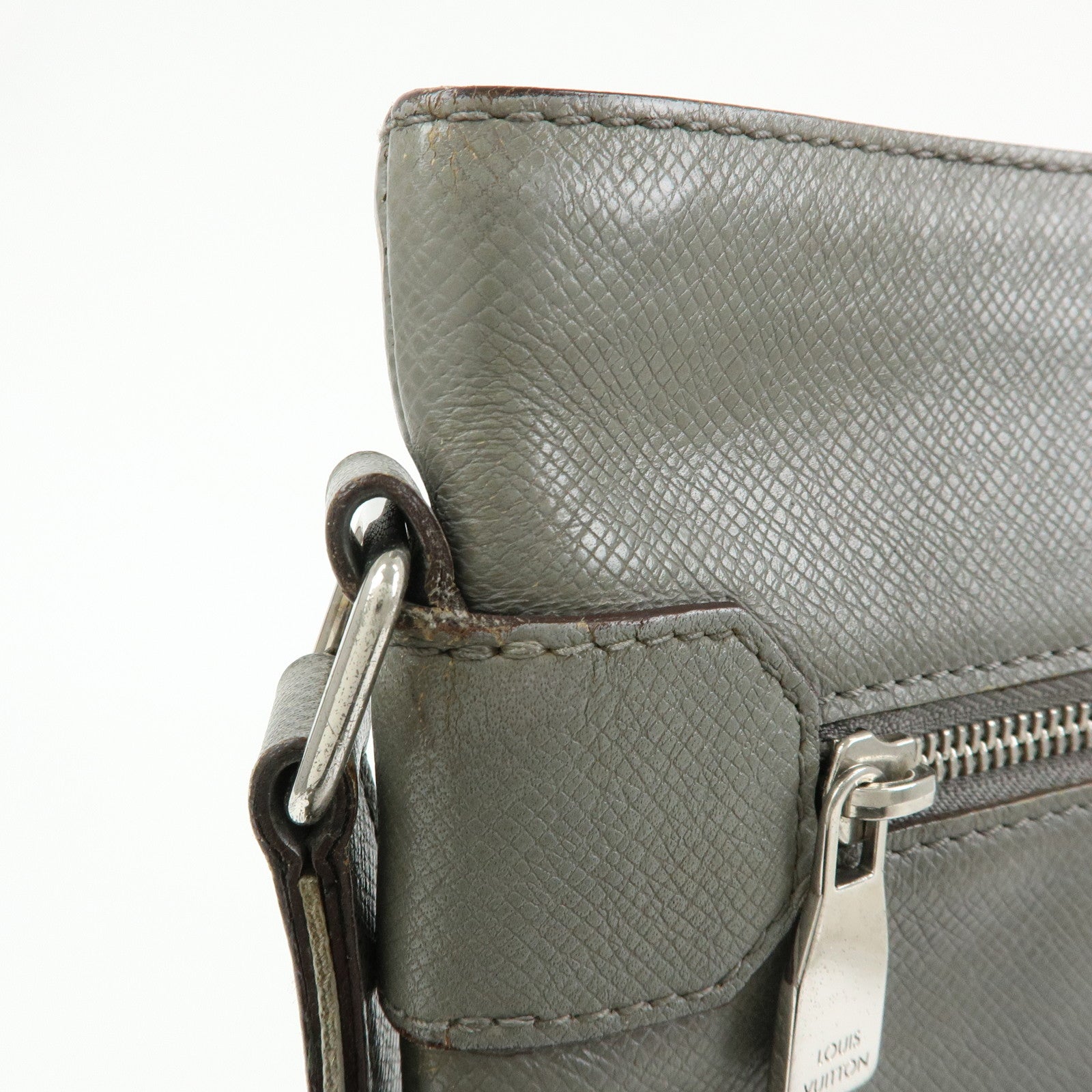 Louis Vuitton Taiga Sasha Shoulder Bag Crossbody Bag Glacier M32630