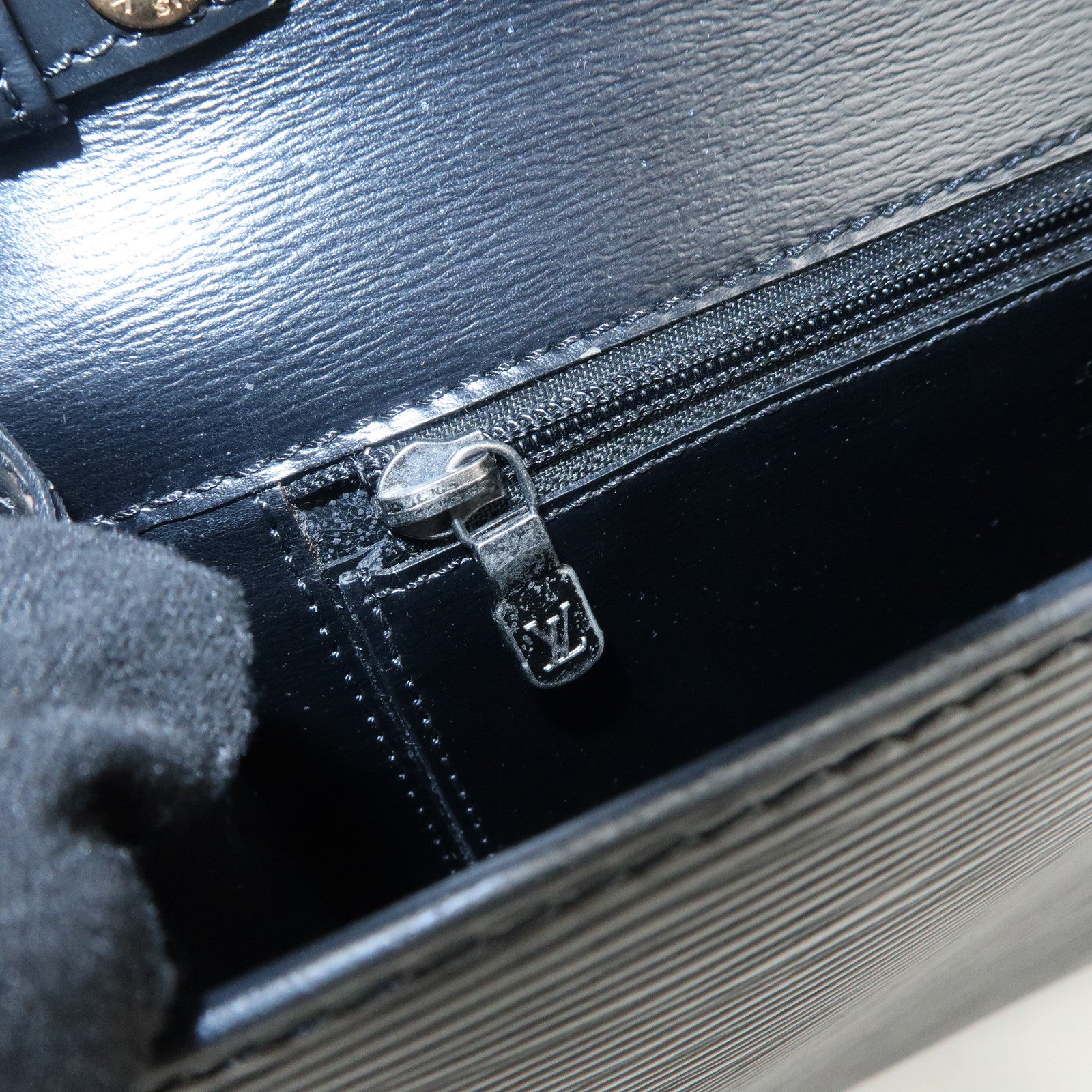 Louis Vuitton Epi Leather Arche Shoulder Crossbody Bag Noir M52572