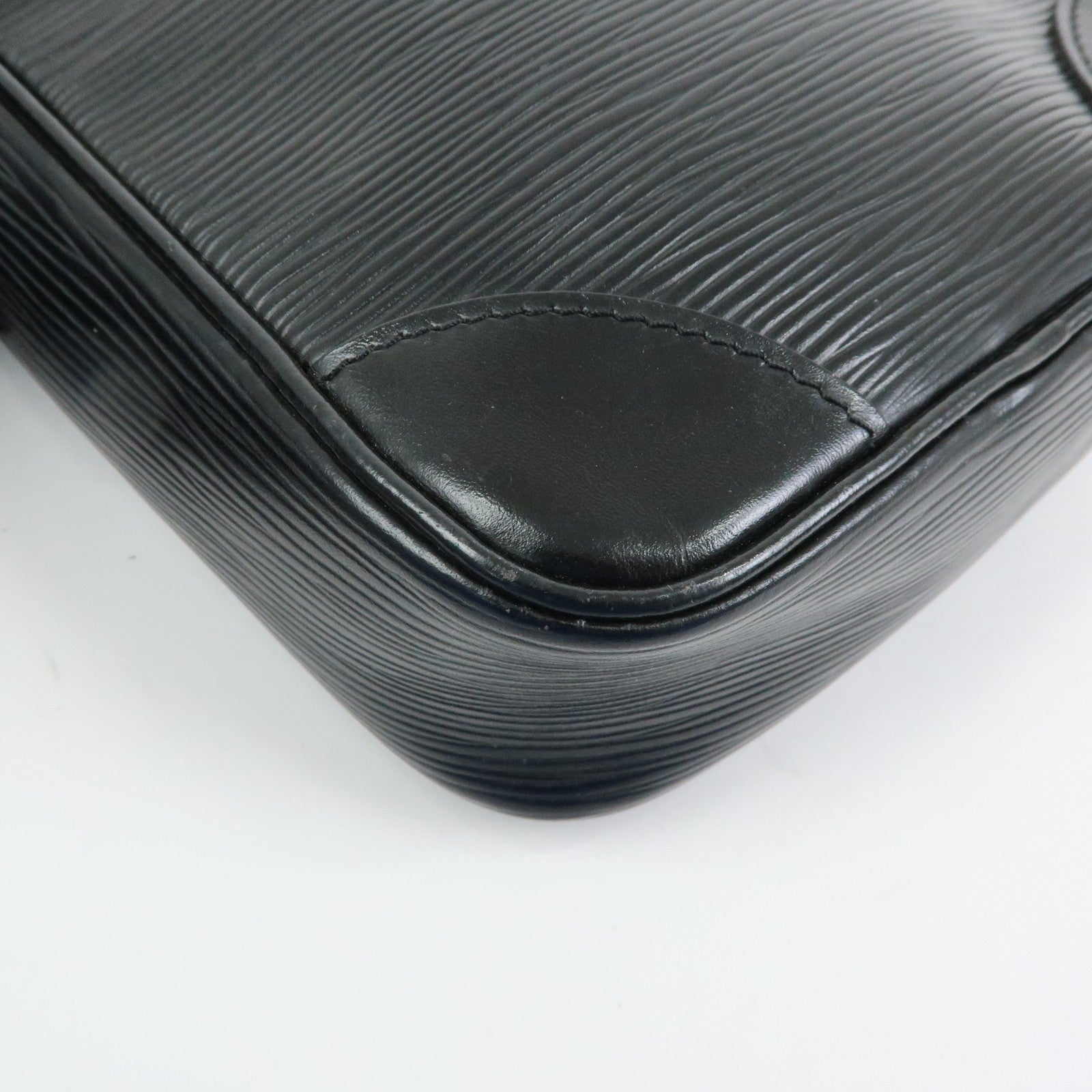 Louis Vuitton Epi Danube Shoulder Bag Crossbody Bag Noir M45632