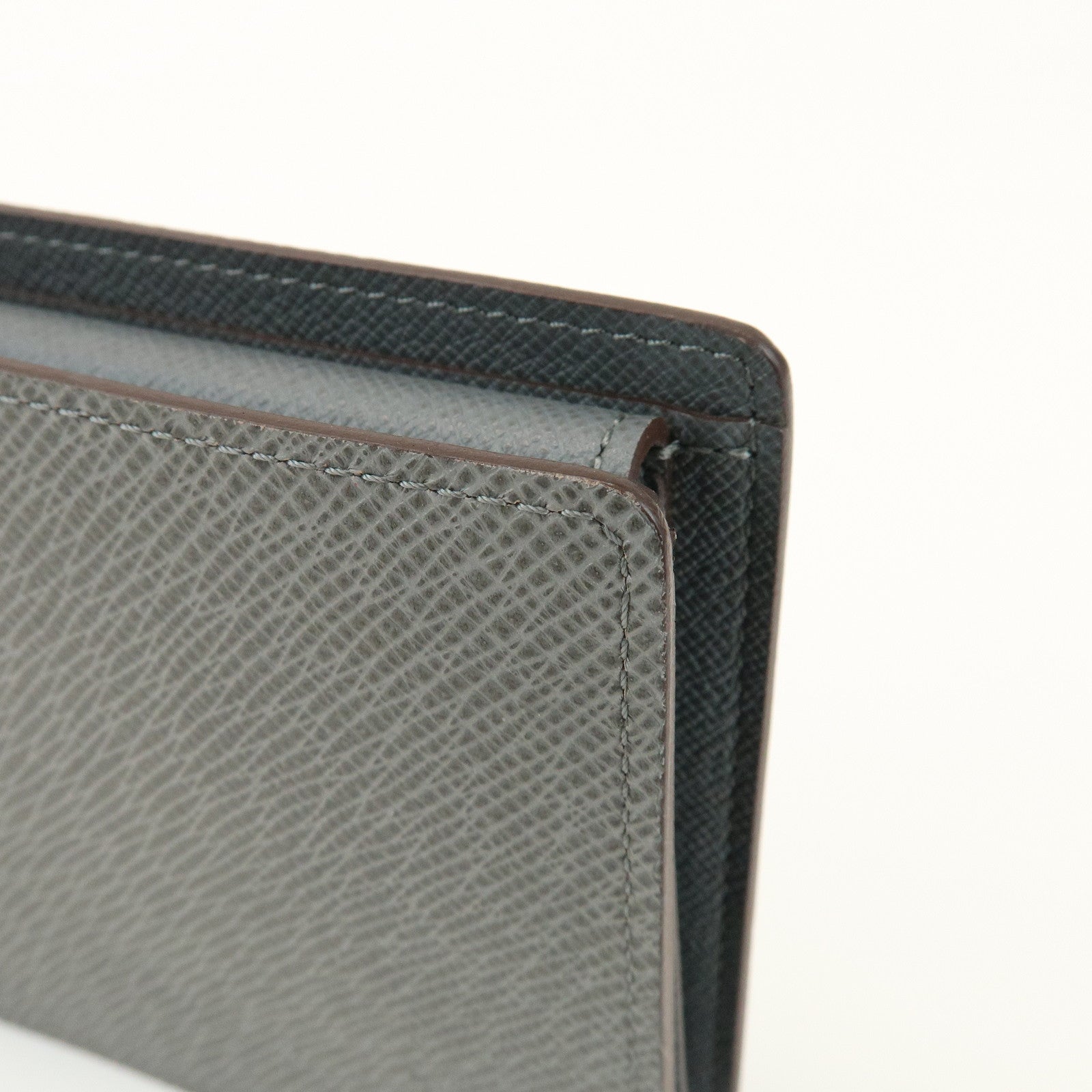 Louis Vuitton Taiga Portefeuille Florin Wallet Glacier Gray M32650