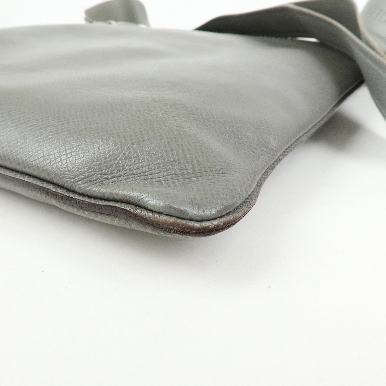 Louis Vuitton Taiga Sasha Shoulder Bag Crossbody Bag Glacier M32630