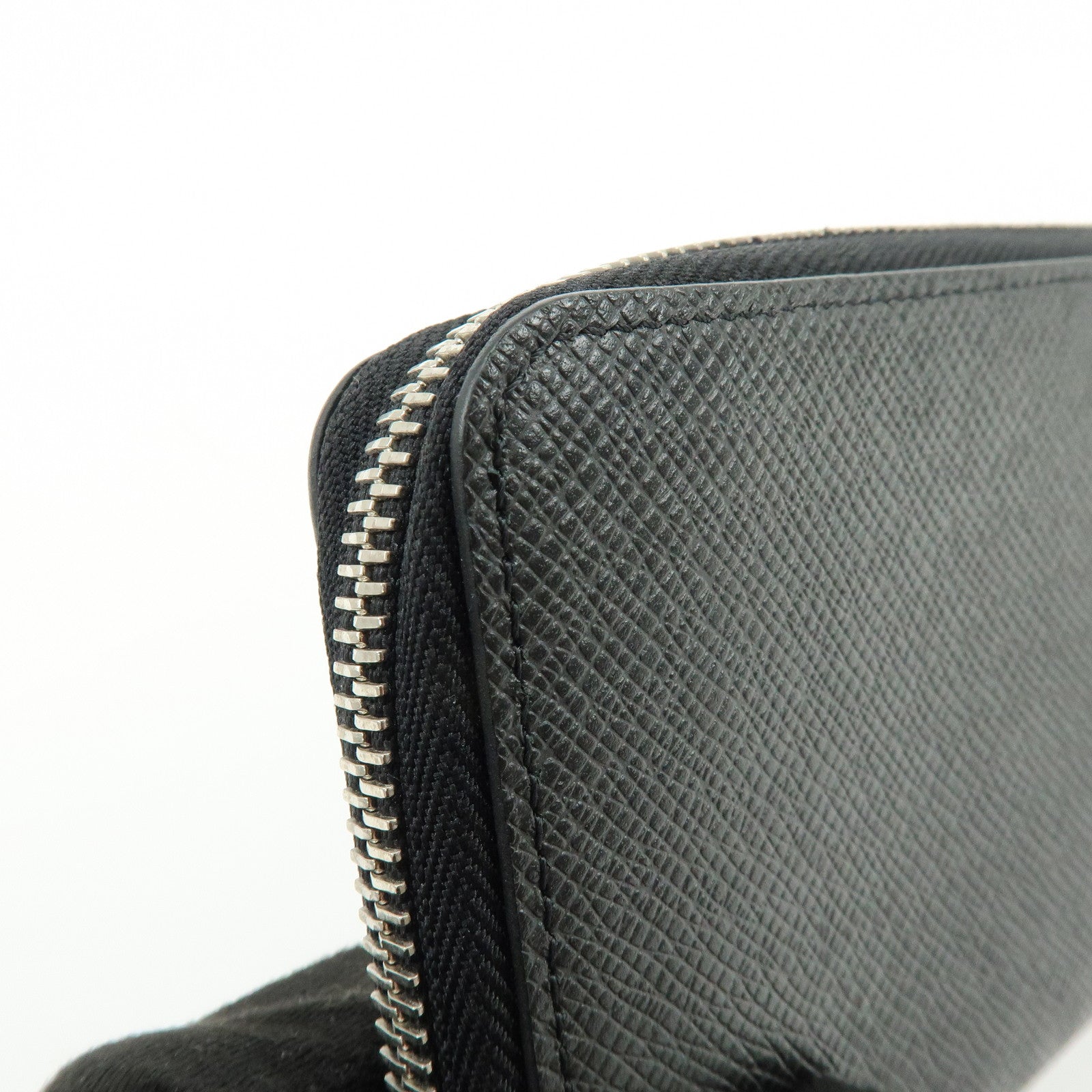 Louis Vuitton Taiga Vertical Round Zippy Wallet Ardoise M30503