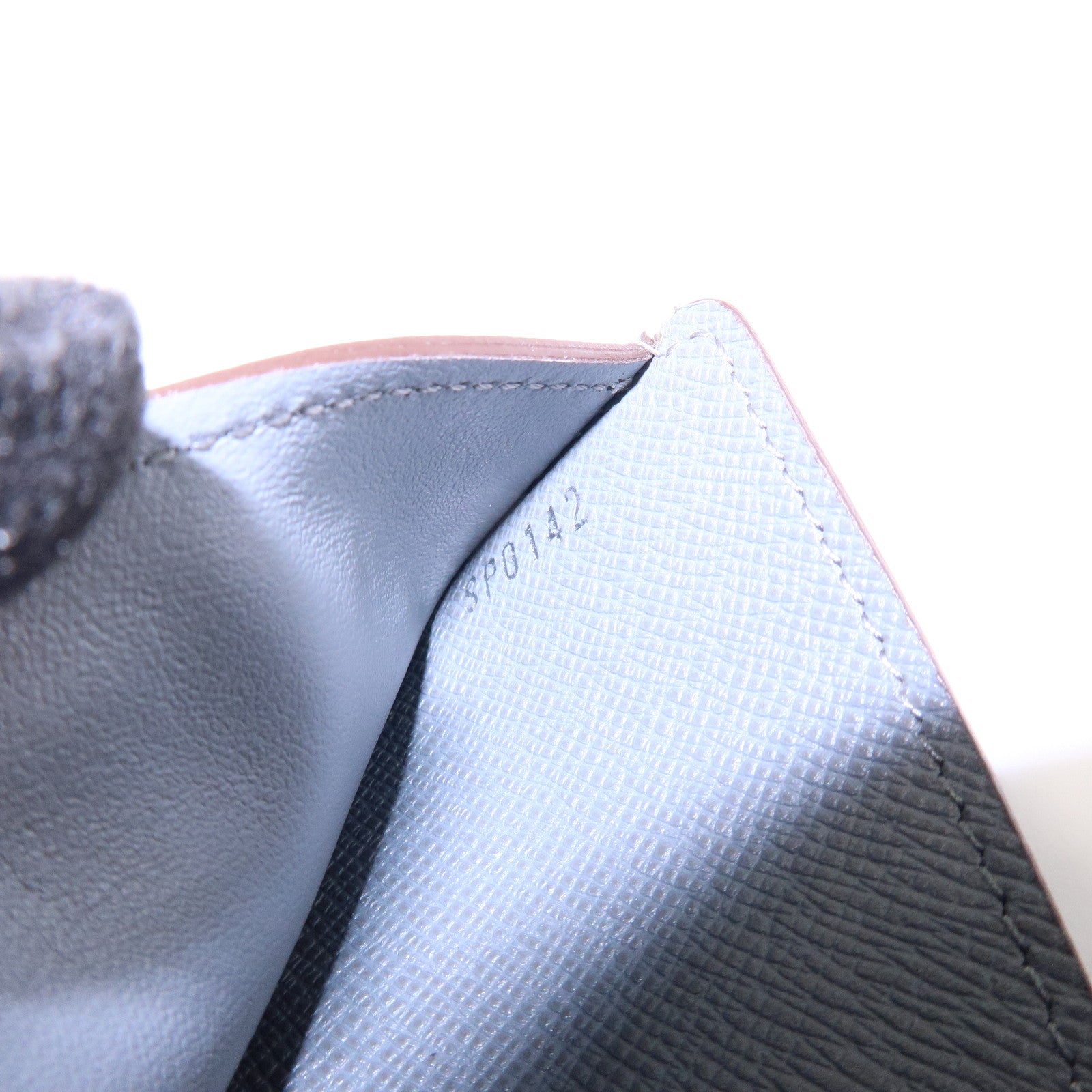 Louis Vuitton Taiga Portefeuille Florin Wallet Glacier Gray M32650
