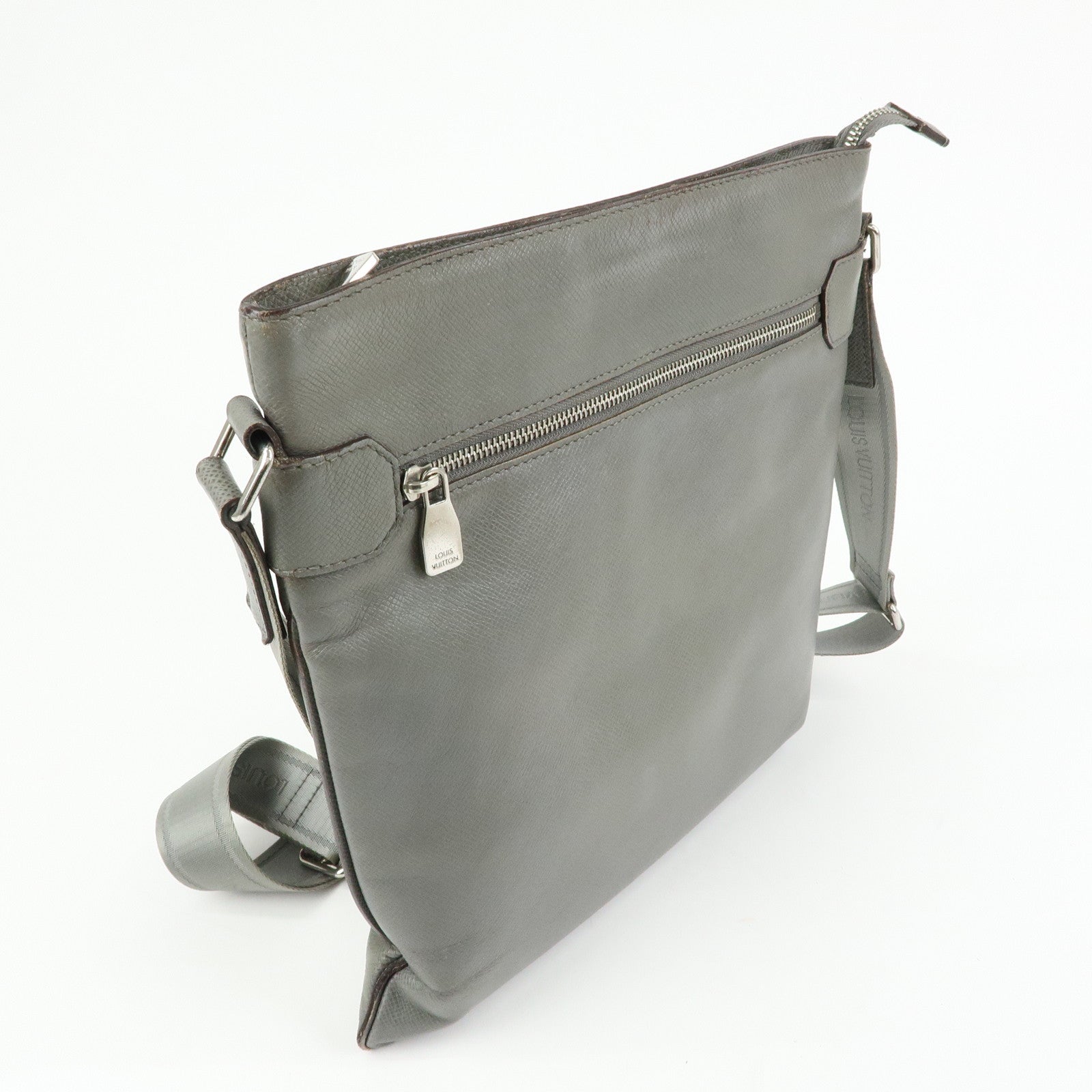 Louis Vuitton Taiga Sasha Shoulder Bag Crossbody Bag Glacier M32630