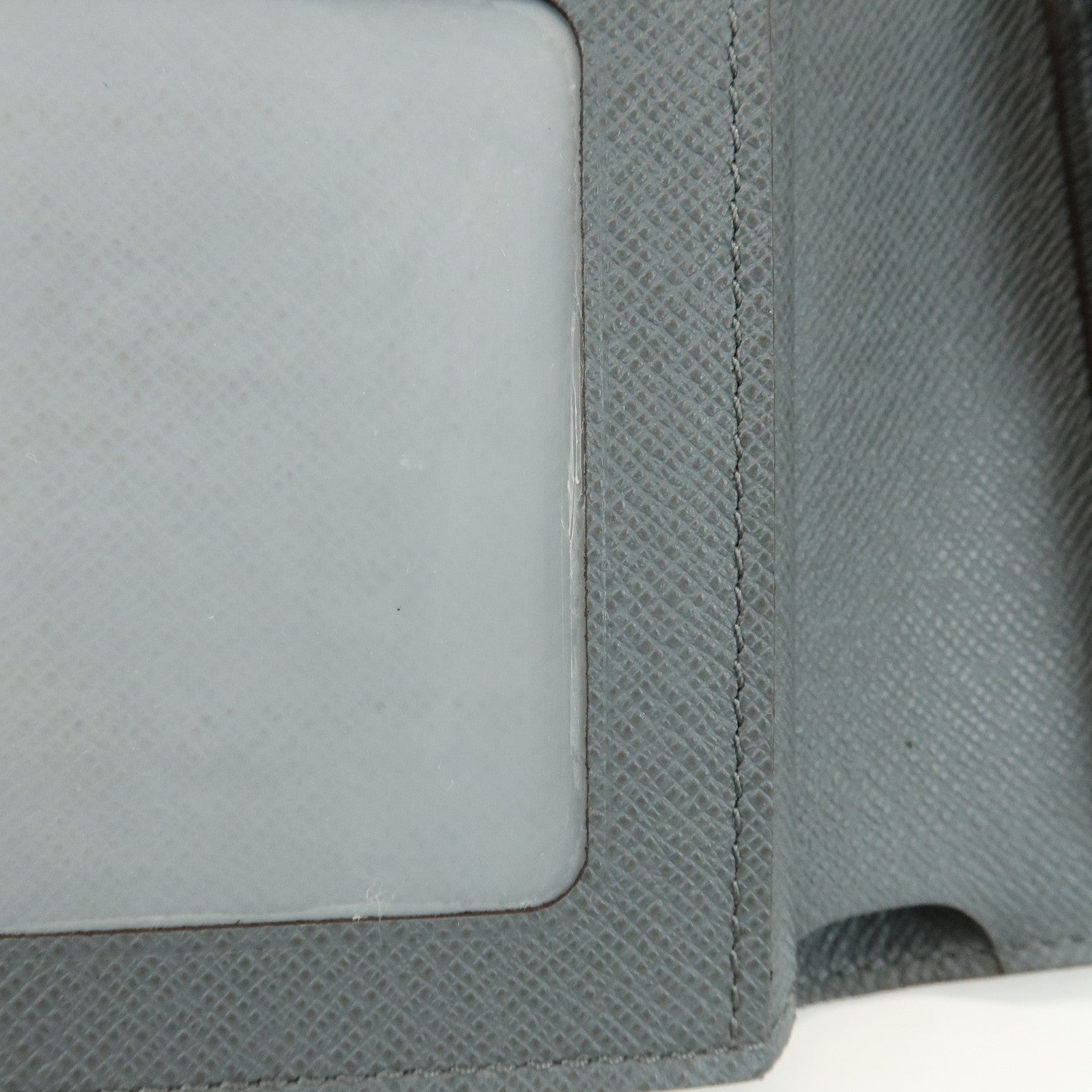 Louis Vuitton Taiga Portefeuille Florin Wallet Glacier Gray M32650