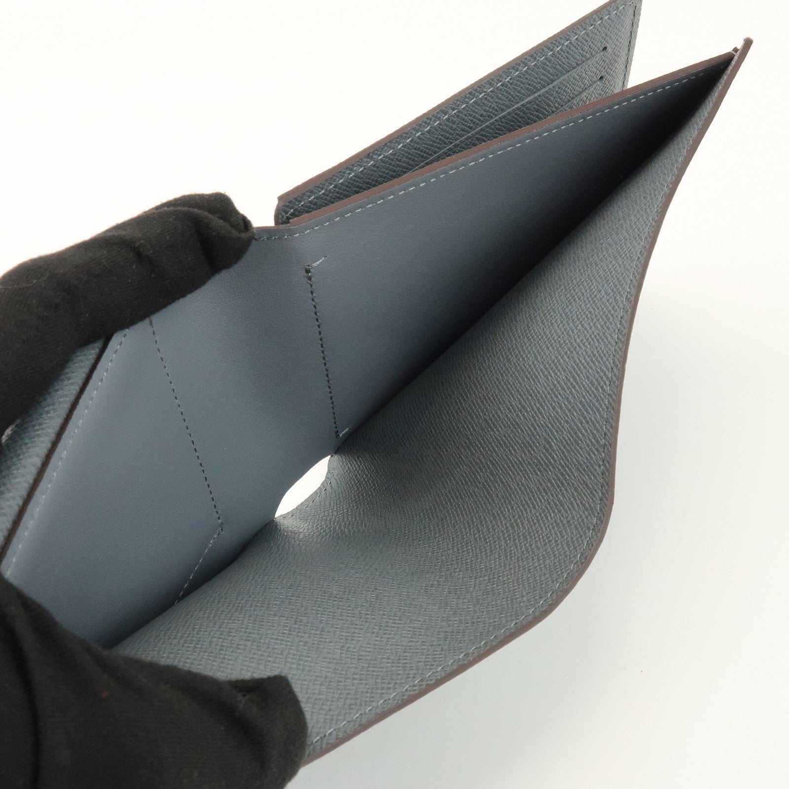 Louis Vuitton Taiga Portefeuille Florin Wallet Glacier Gray M32650