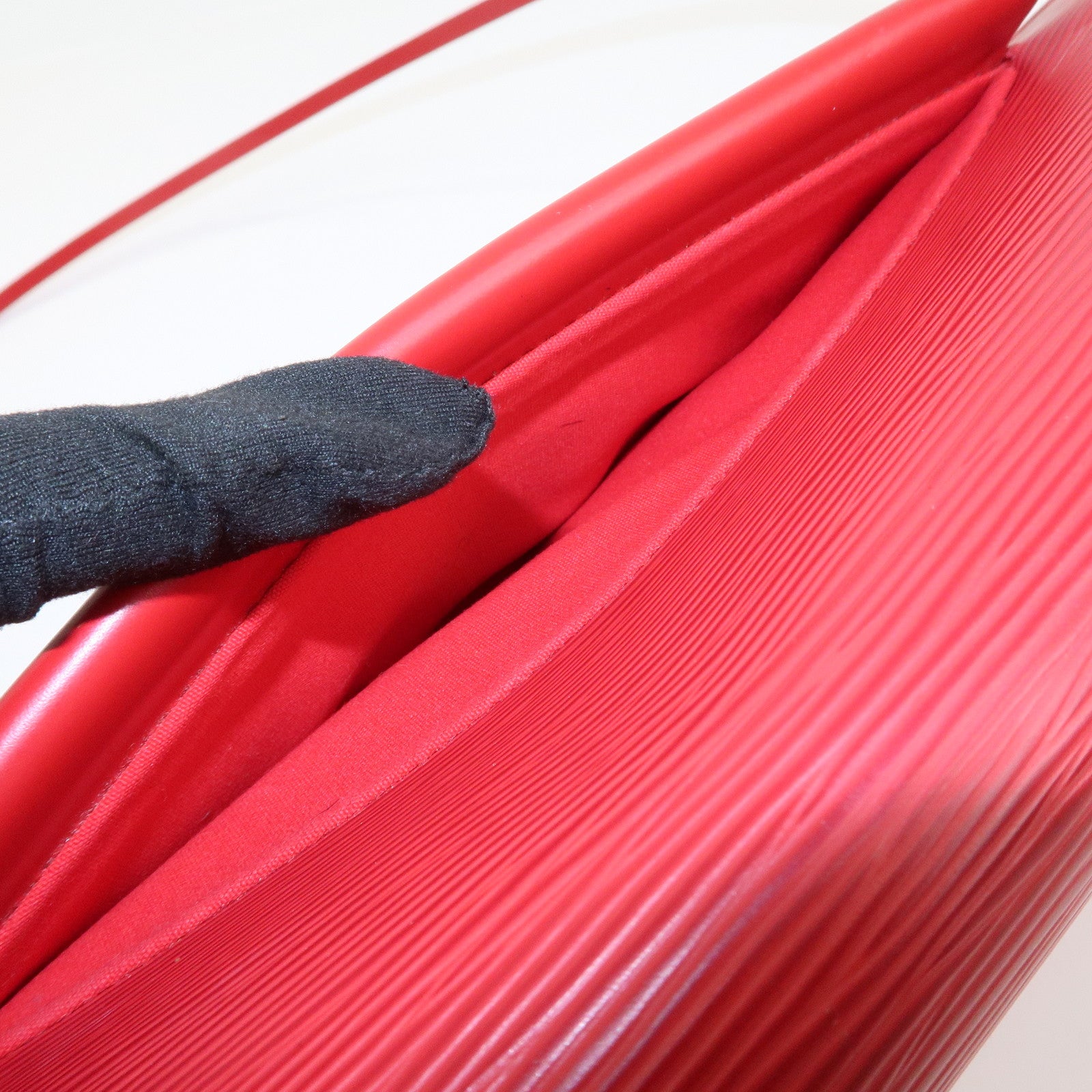 Louis Vuitton Epi Leather Dinar Shoulder Bag Rouge M5202E