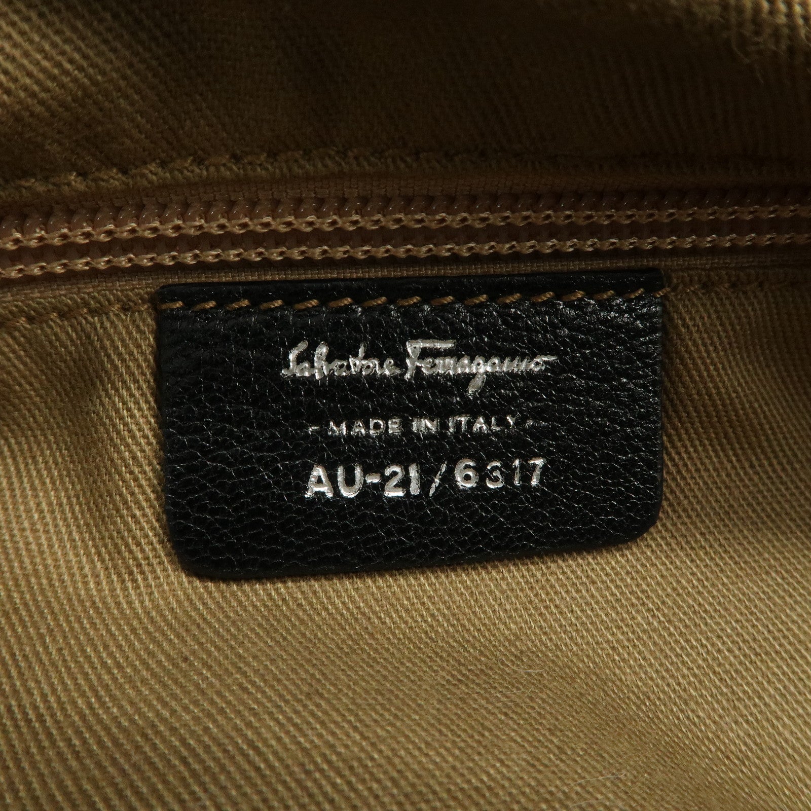 Salvatore Ferragamo Gancini Leather Shoulder Bag AU-21/6317 Used