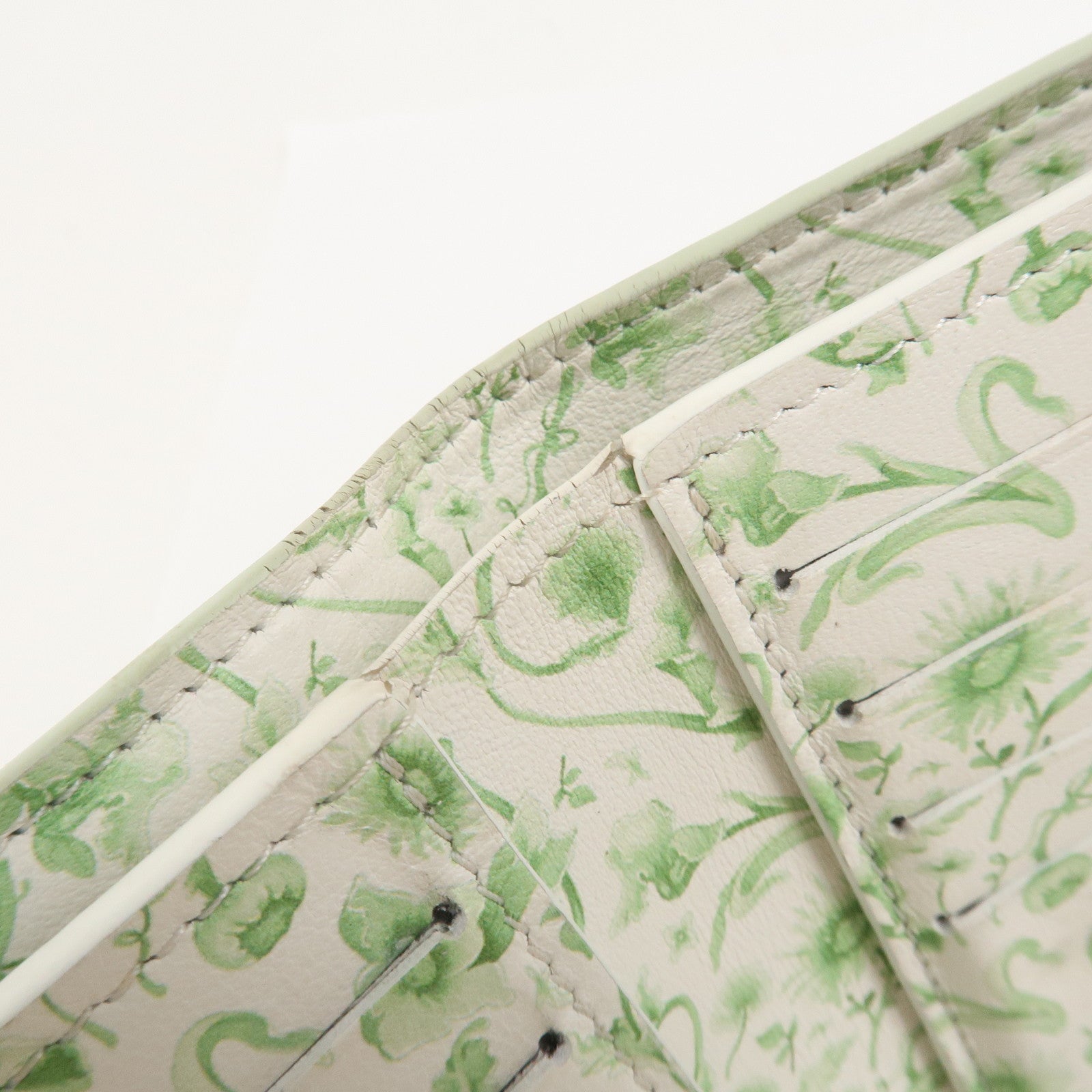 Louis Vuitton Lock Me Portefeuille Capucines Compact Wallet M82009 Used