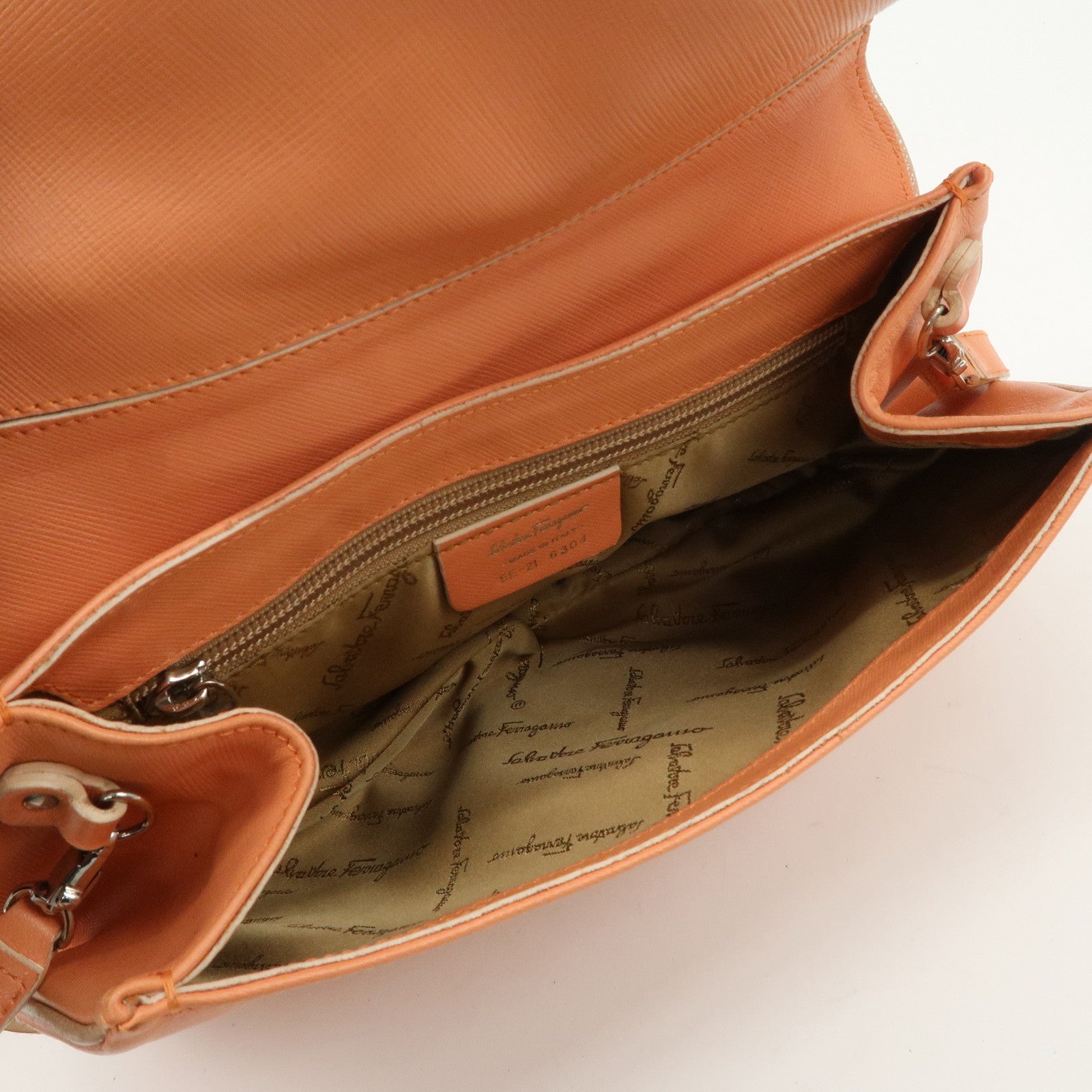 Salvatore Ferragamo Gancini Leather Shoulder Bag EE-21 6304 Used