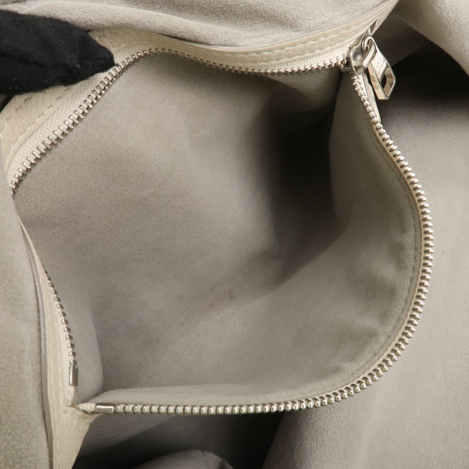 Louis Vuitton Monogram Mahina XL Shoulder Bag Blanc M93059 Used