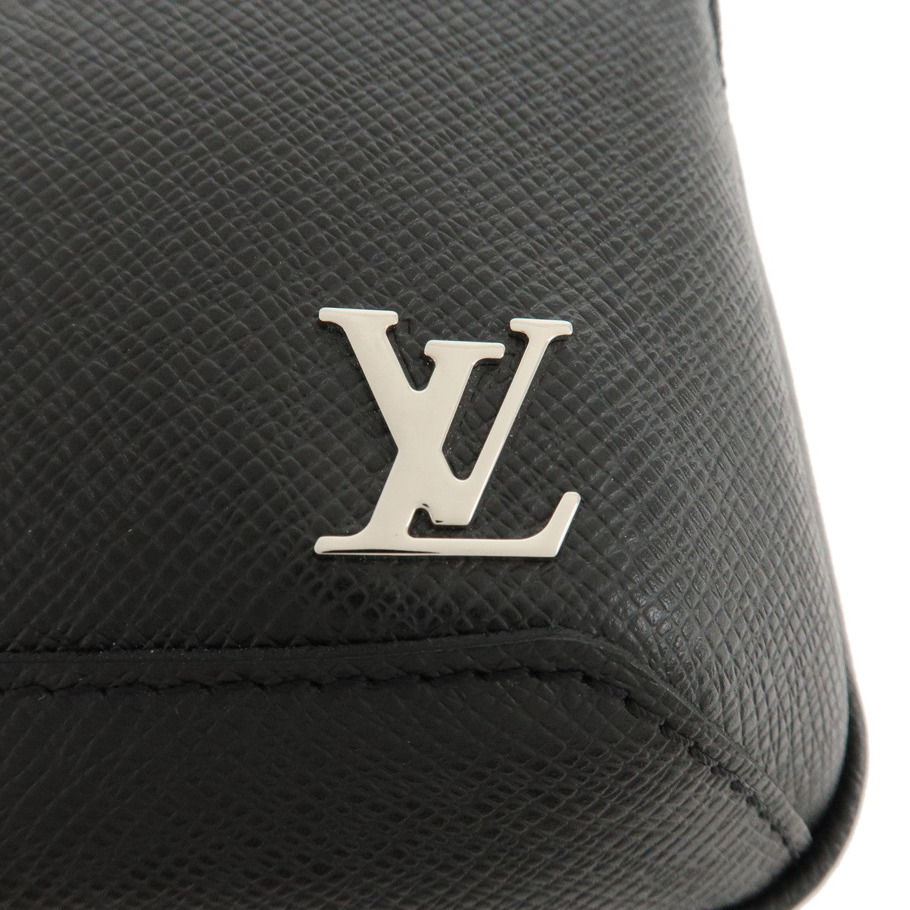 Louis Vuitton Taiga Avenue Sling Bag Shoulder Bag Noir M30443 Used