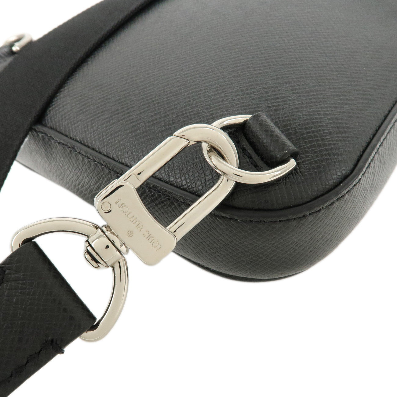 Louis Vuitton Taiga Avenue Sling Bag Shoulder Bag Noir M30863 Used