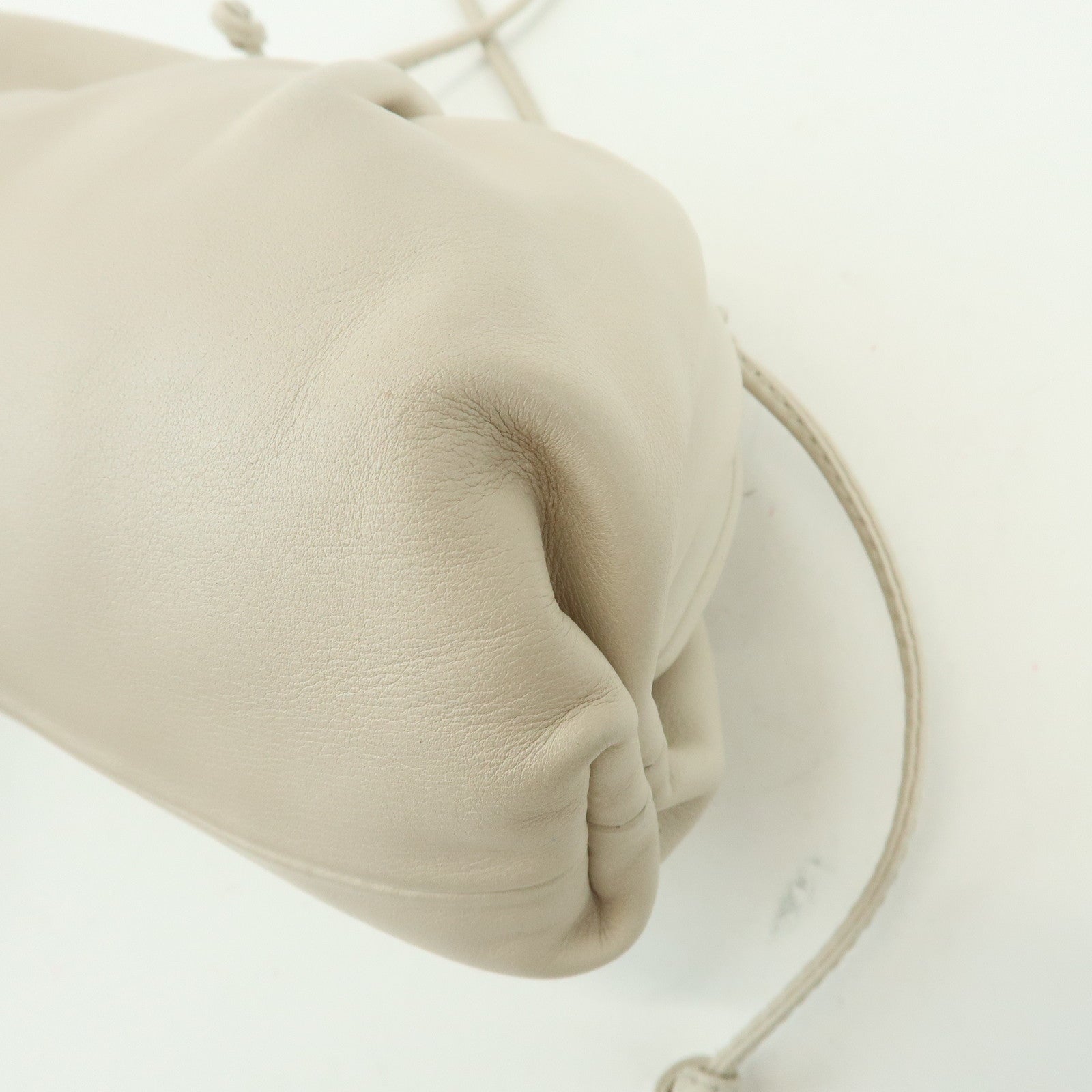 BOTTEGA VENETA Leather Mini The Pouch Shoulder Bag Ivory B08430507I