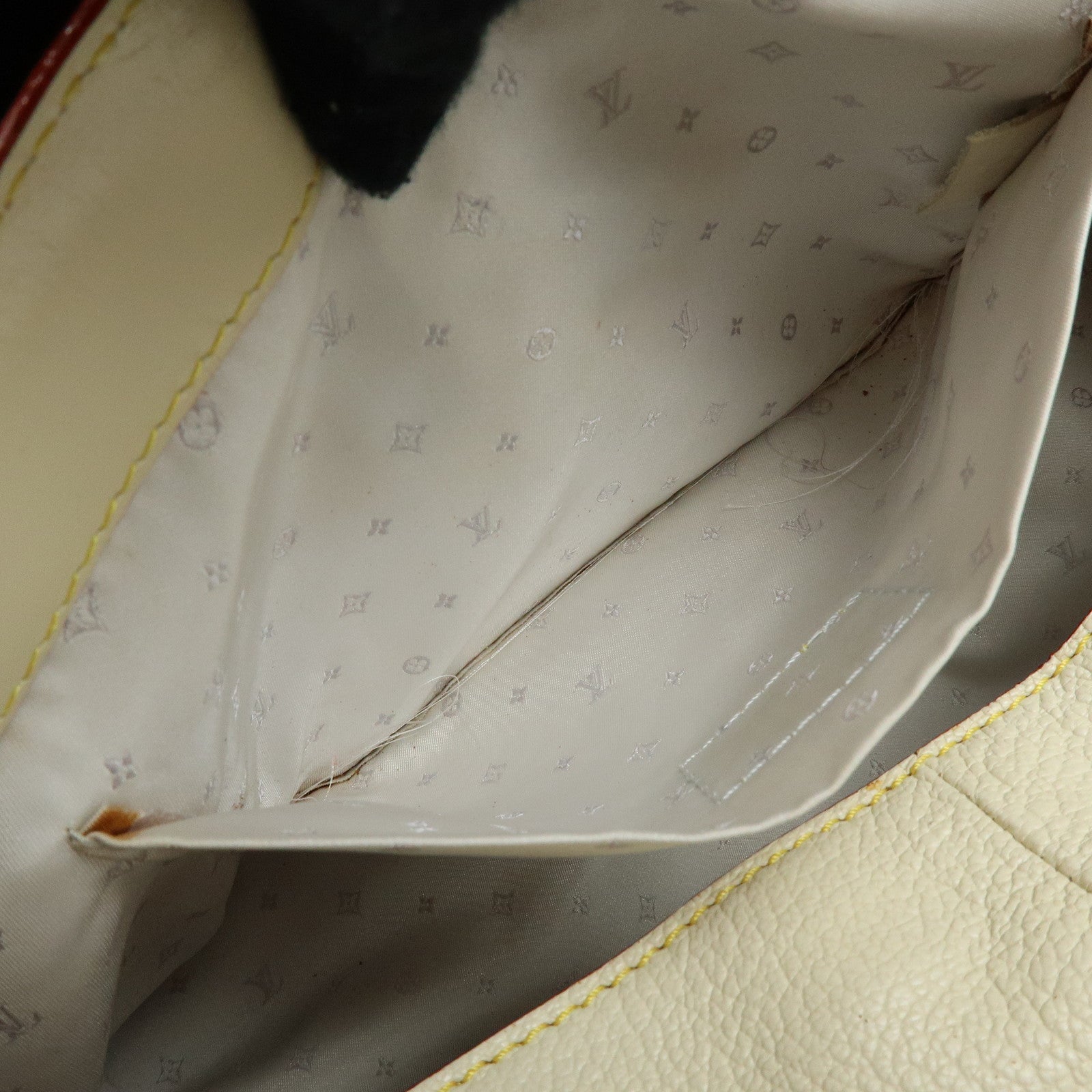 Louis Vuitton Suhari Impetueux Leather Shoulder Bag Blanc M91858