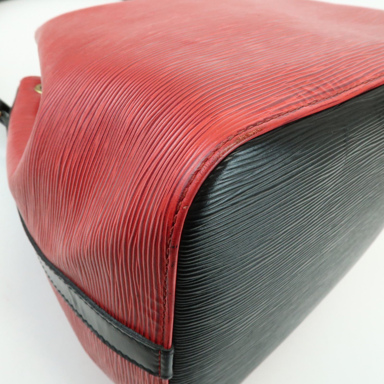Louis Vuitton Epi Petit Noe Shoulder Bag Noir Castilian Red M44172