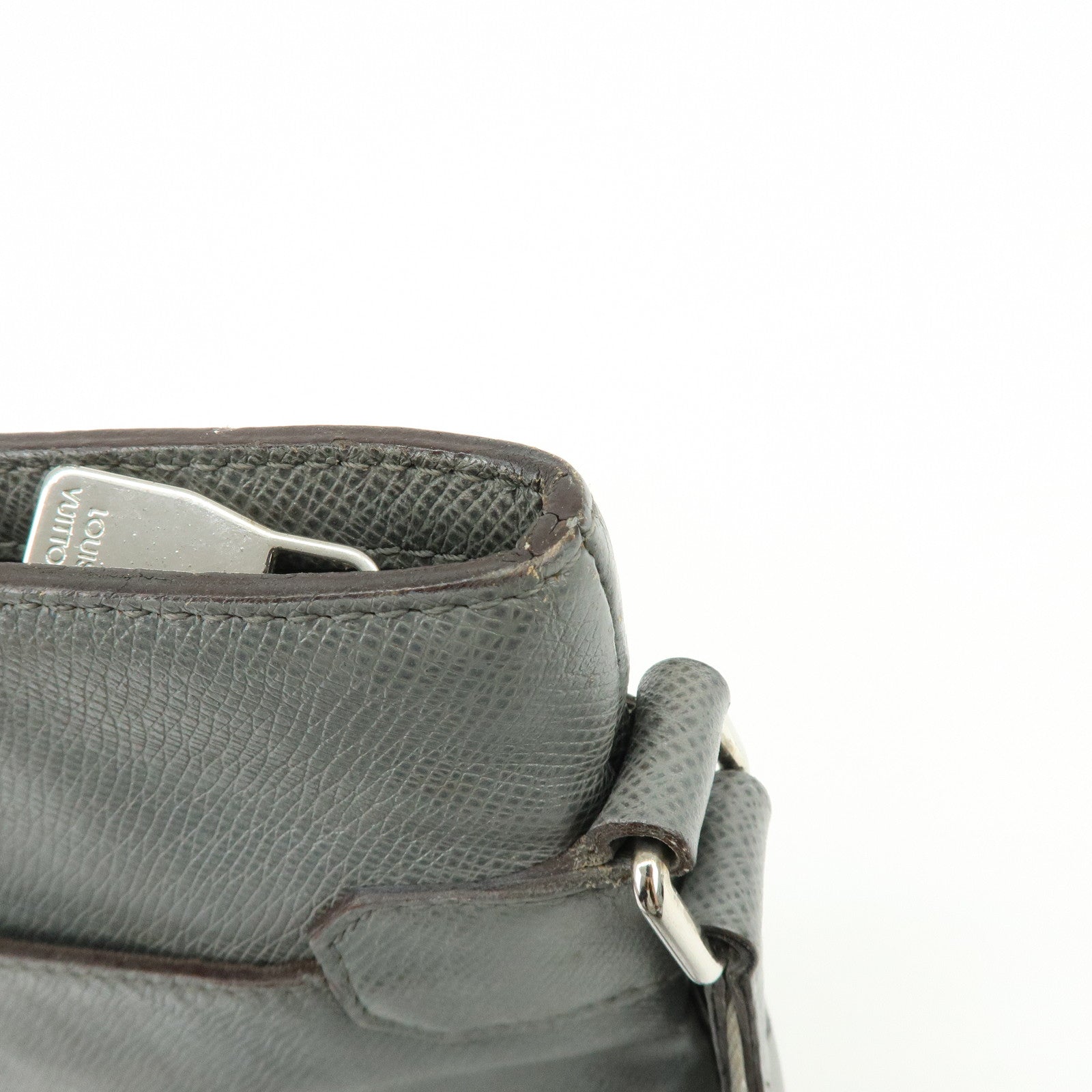 Louis Vuitton Sasha Taiga Leather Messenger Bag Glacier M32630