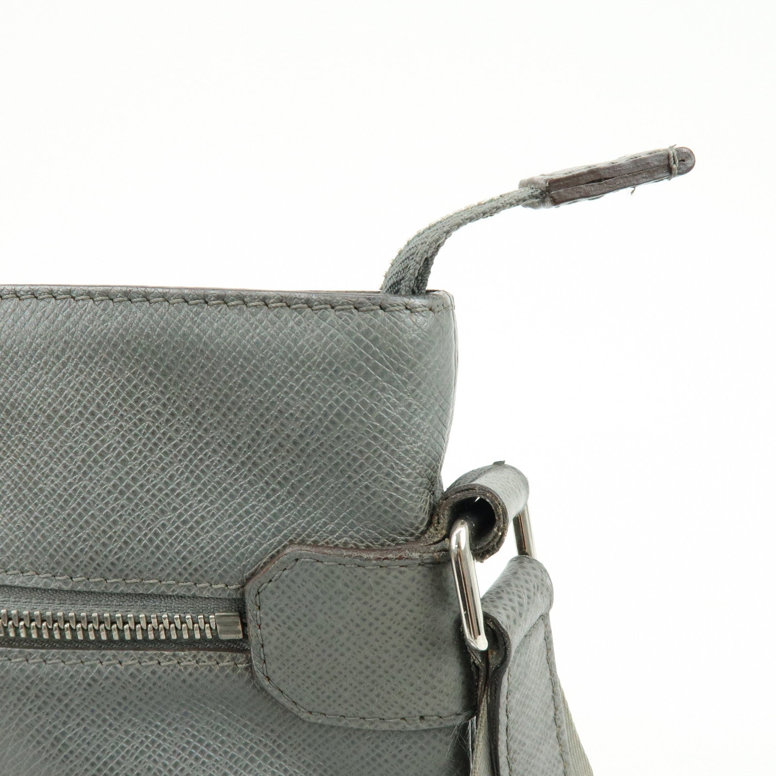 Louis Vuitton Sasha Taiga Leather Messenger Bag Glacier M32630