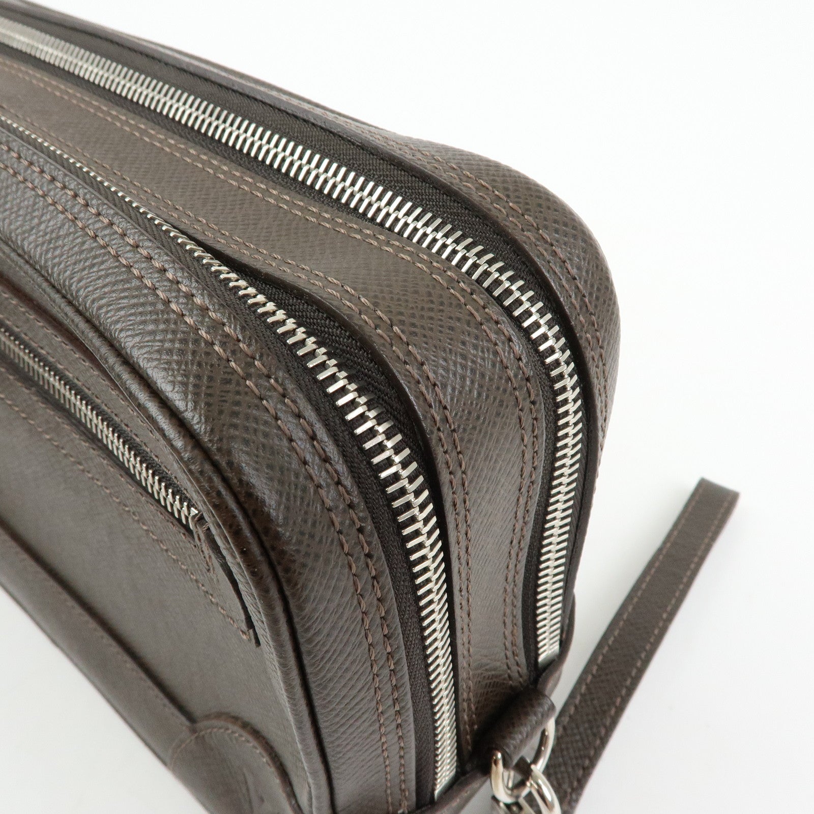 Louis Vuitton Taiga Neo Pavel Leather Clultch Bag Grizzly M31148