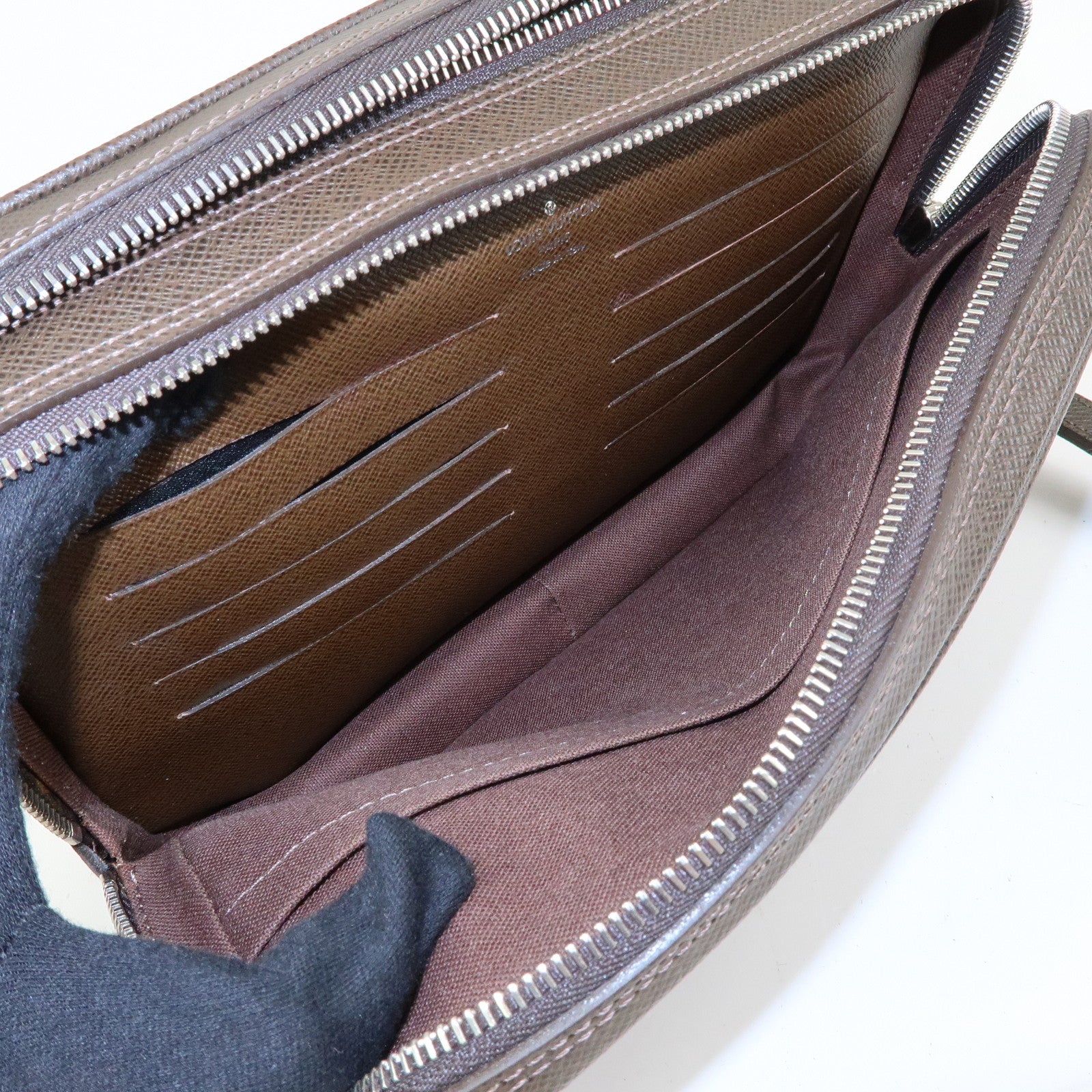 Louis Vuitton Taiga Neo Pavel Leather Clultch Bag Grizzly M31148