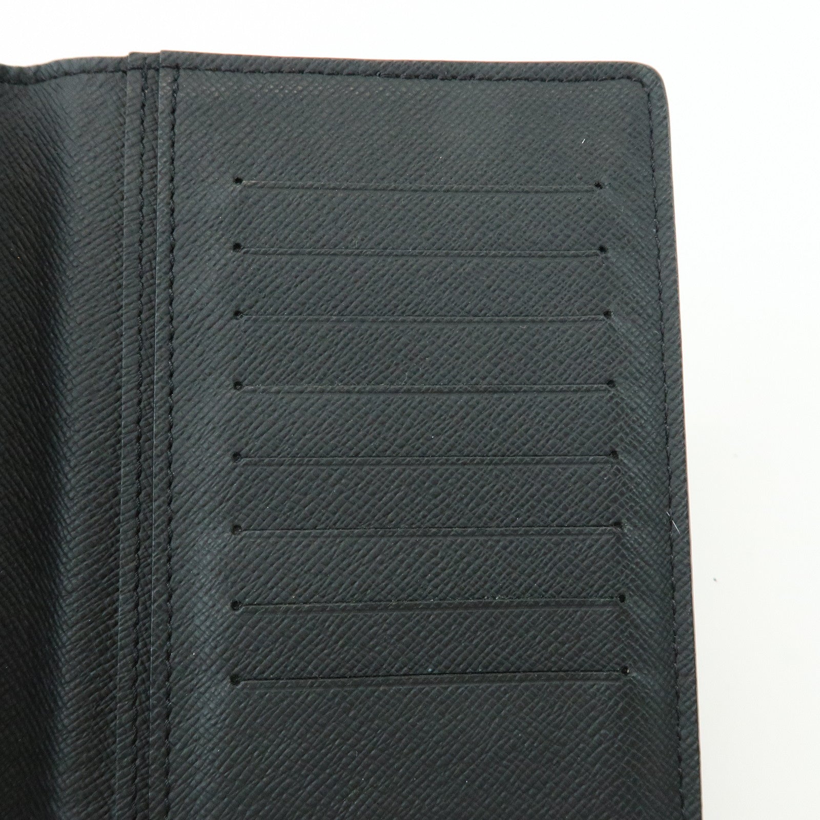 Louis Vuitton Taiga Portefeuille Long Bi-fold Wallet Noir M30541