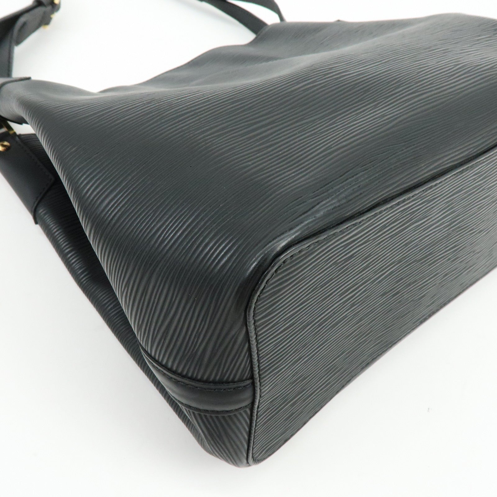 Louis Vuitton Epi Mandala MM Shoulder Bag Noir Black M58892