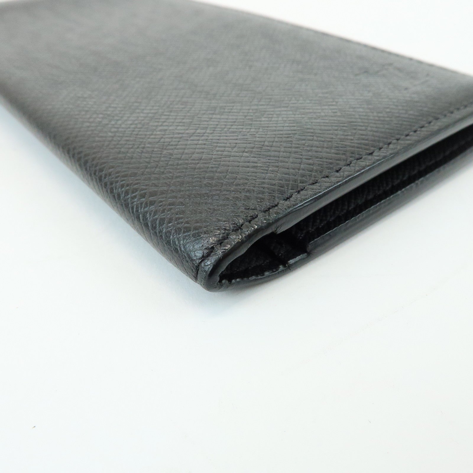 Louis Vuitton Taiga Portefeuille Long Bi-fold Wallet Noir M30541