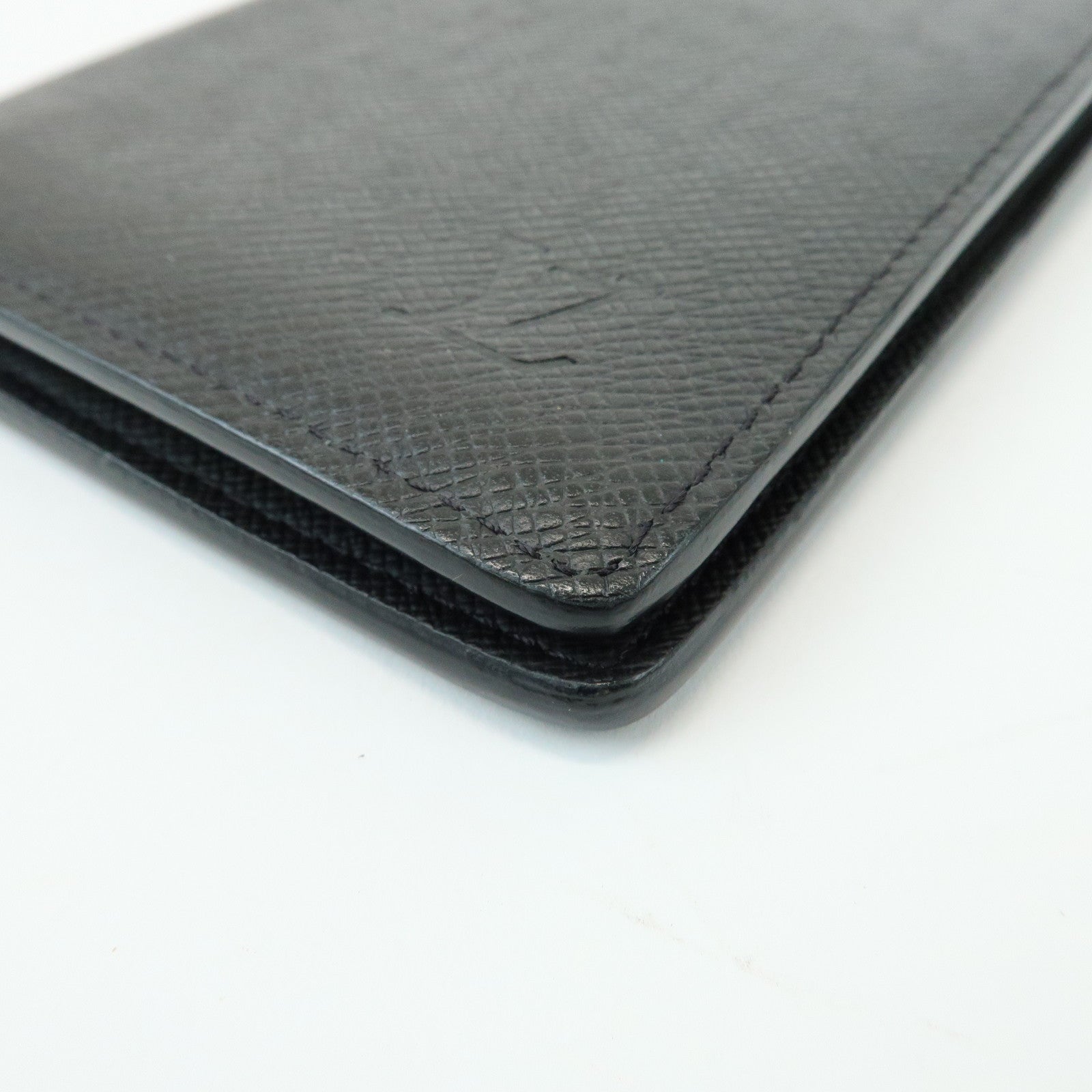 Louis Vuitton Taiga Portefeuille Long Bi-fold Wallet Noir M30541