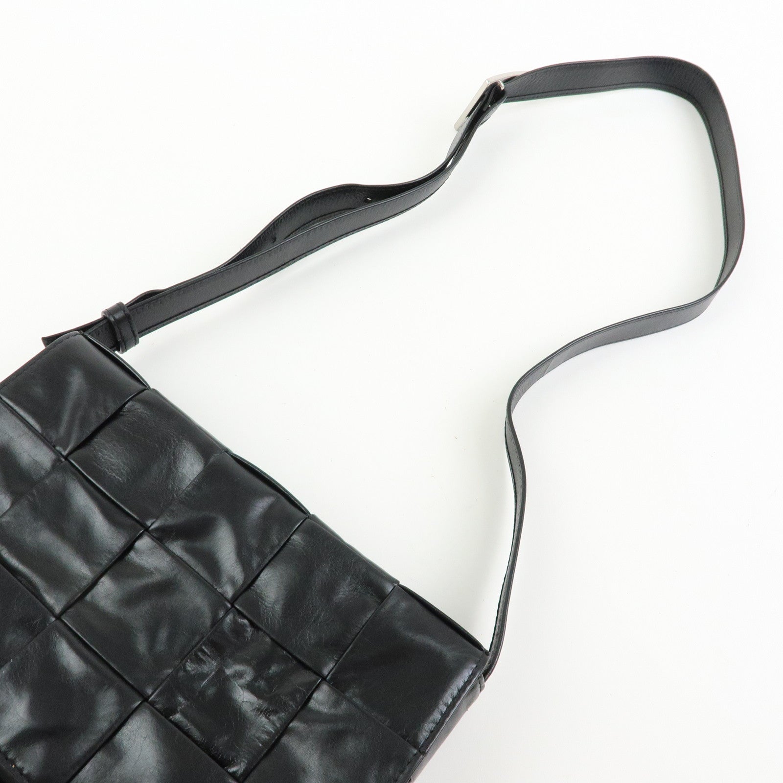 BOTTEGA VENETA Cassette Maxi Intrecciato Leather Shoulder Bag 578004