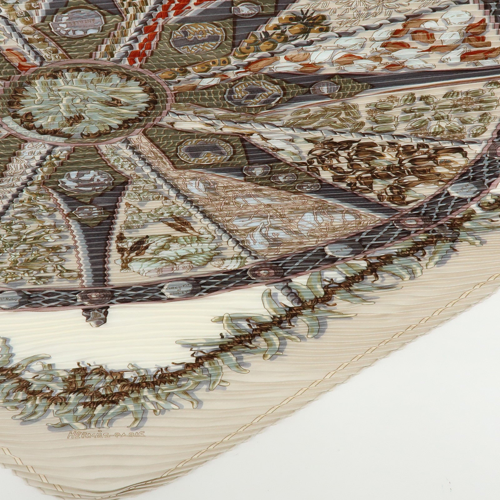 HERMES Pleated Carre 90 Silk 100% Scarf AUXPAYS DES EPICES Ivory Beige