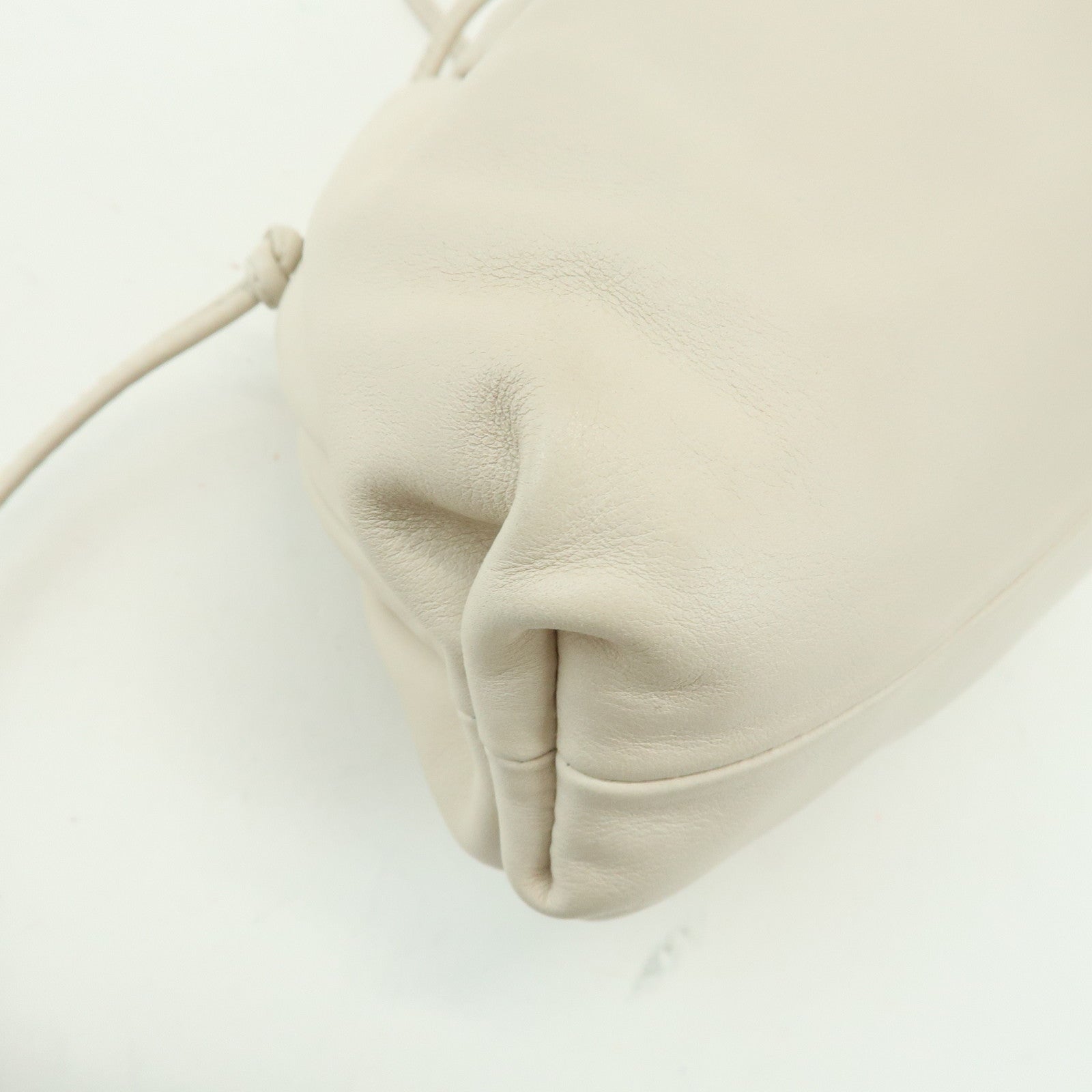 BOTTEGA VENETA Leather Mini The Pouch Shoulder Bag Ivory B08430507I