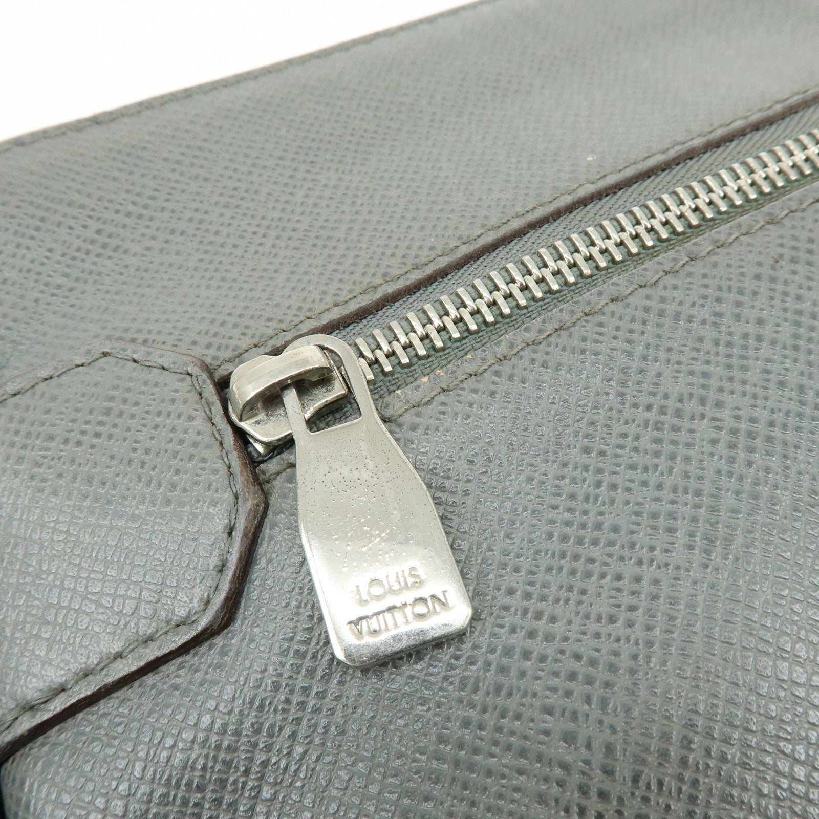 Louis Vuitton Sasha Taiga Leather Messenger Bag Glacier M32630