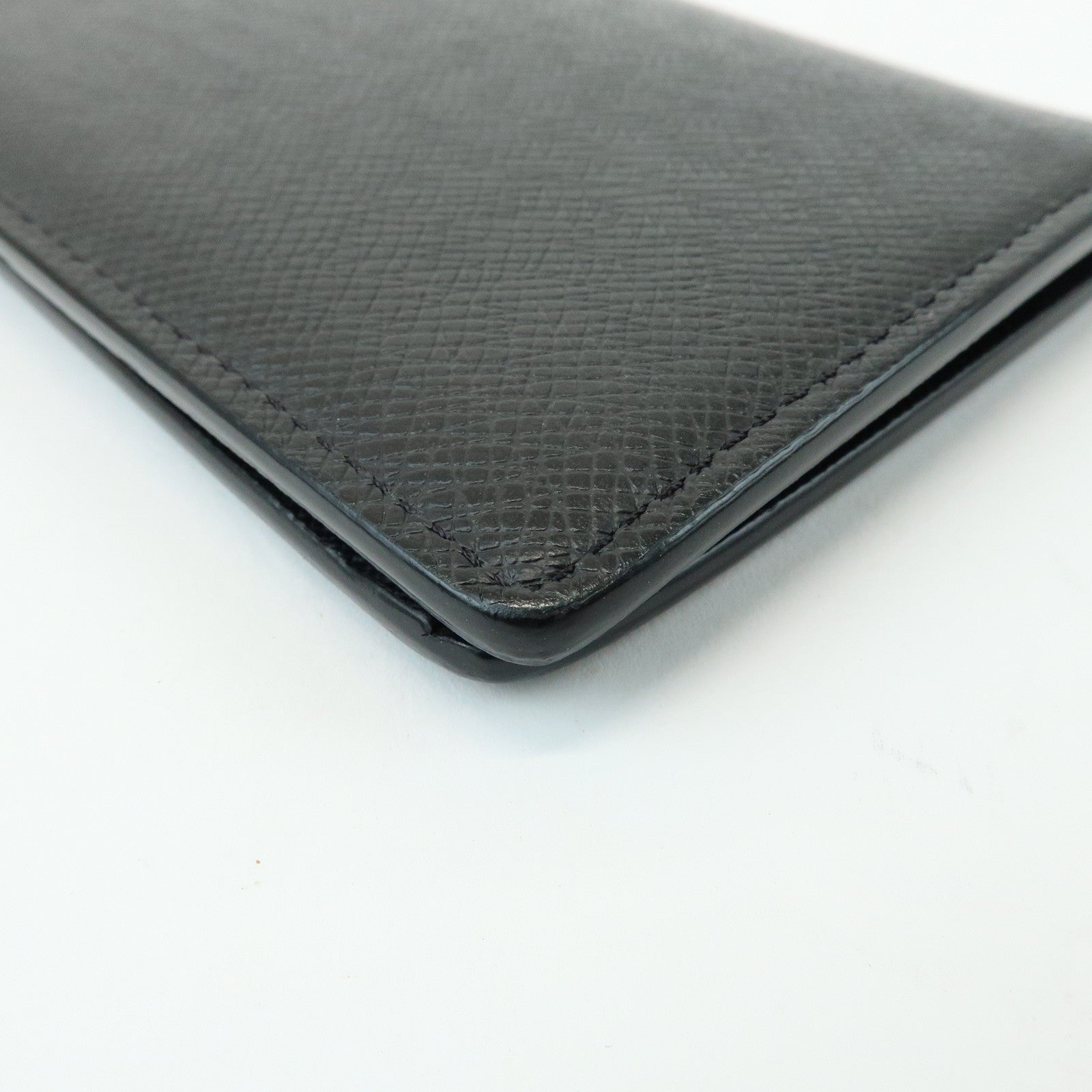 Louis Vuitton Taiga Portefeuille Long Bi-fold Wallet Noir M30541